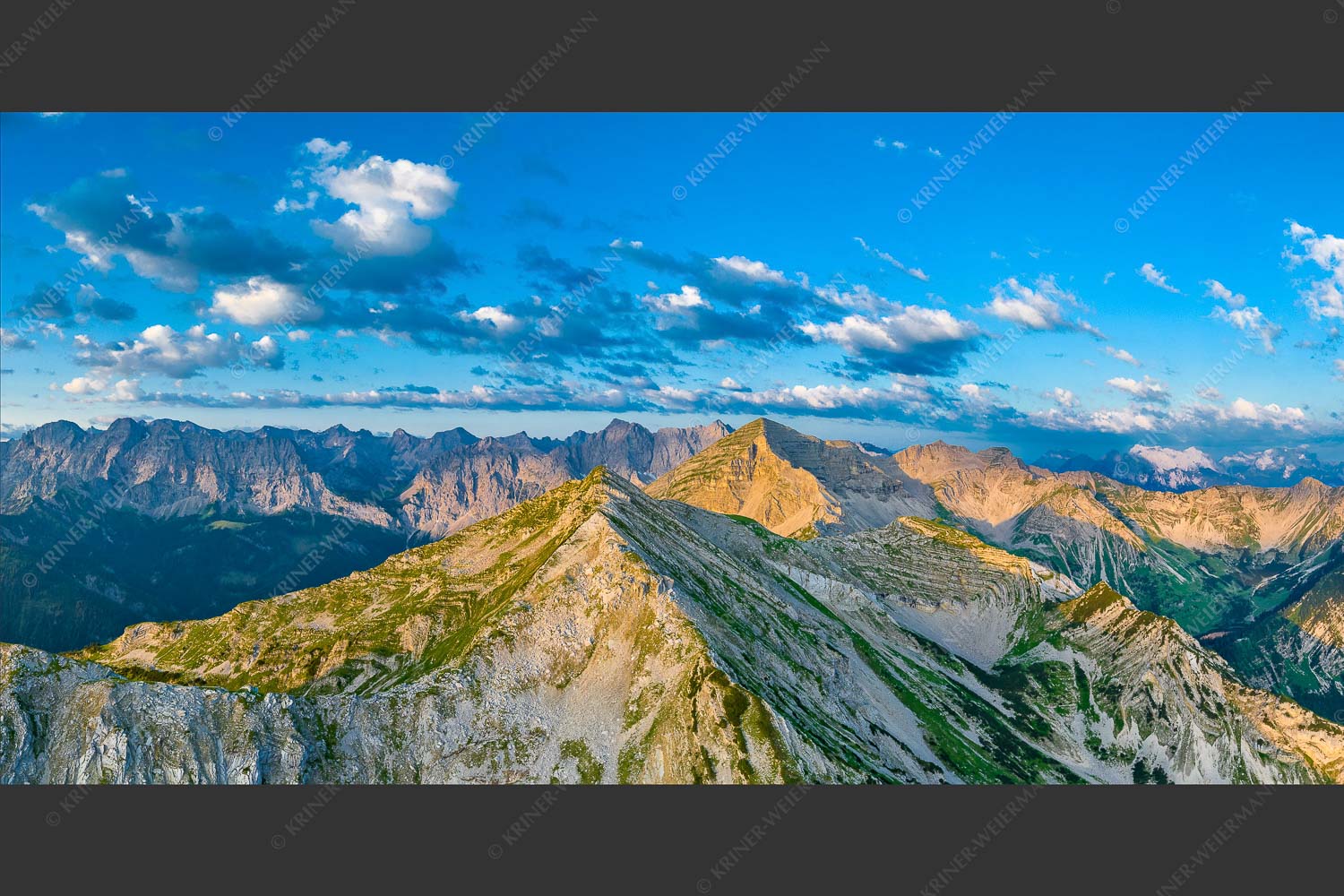 Blick über Krapfenkarspitze zur Soiernspitze im Soierngebirge - Hinterm Krapfenkar 2:1  -- Soiernspitze und Karwendel - mehr Infos bei www.Kriner-Weiermann.de