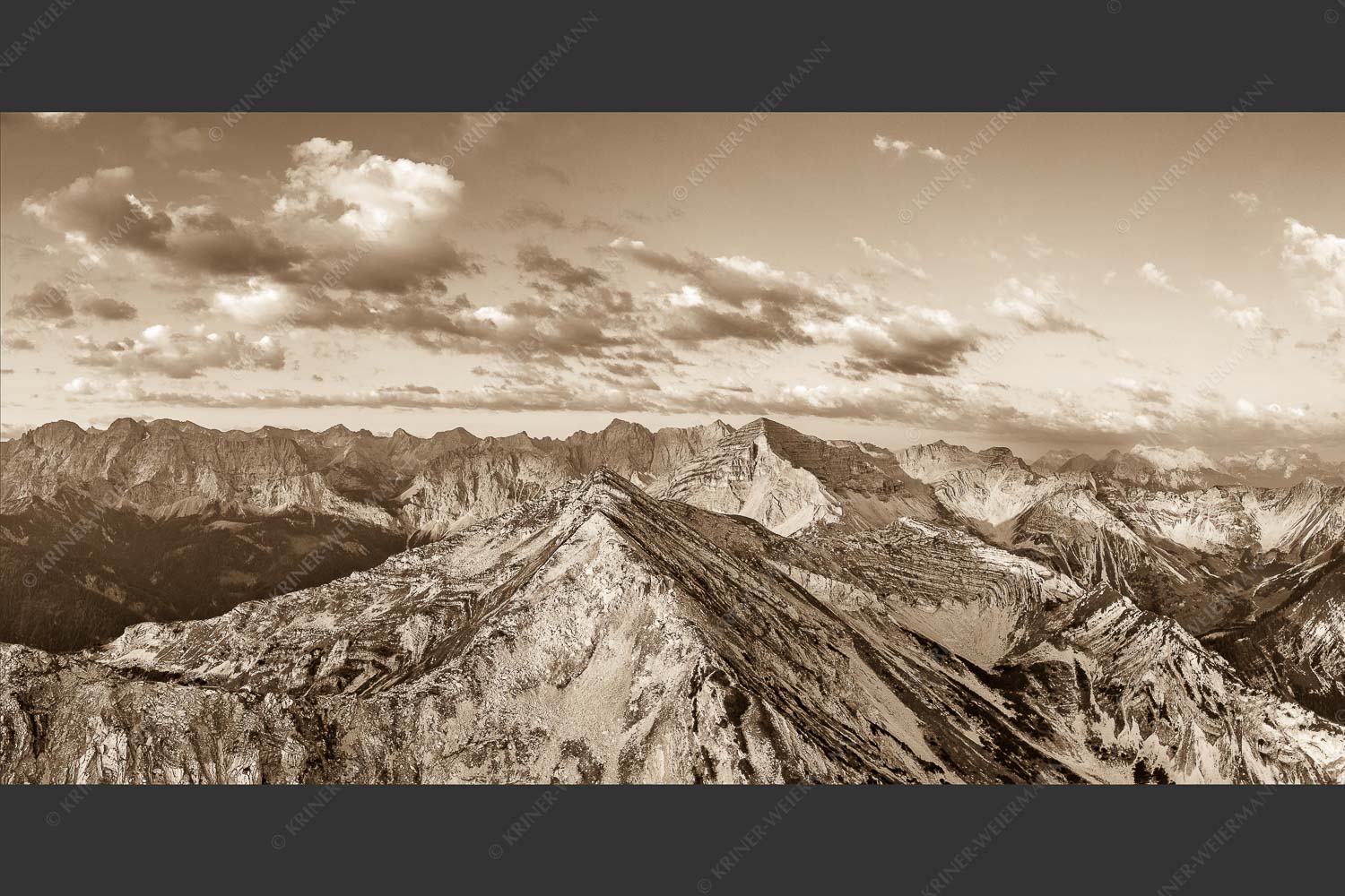 Blick über Krapfenkarspitze zur Soiernspitze im Soierngebirge - Hinterm Krapfenkar 2:1 sepia -- Soiernspitze und Karwendel - mehr Infos bei www.Kriner-Weiermann.de