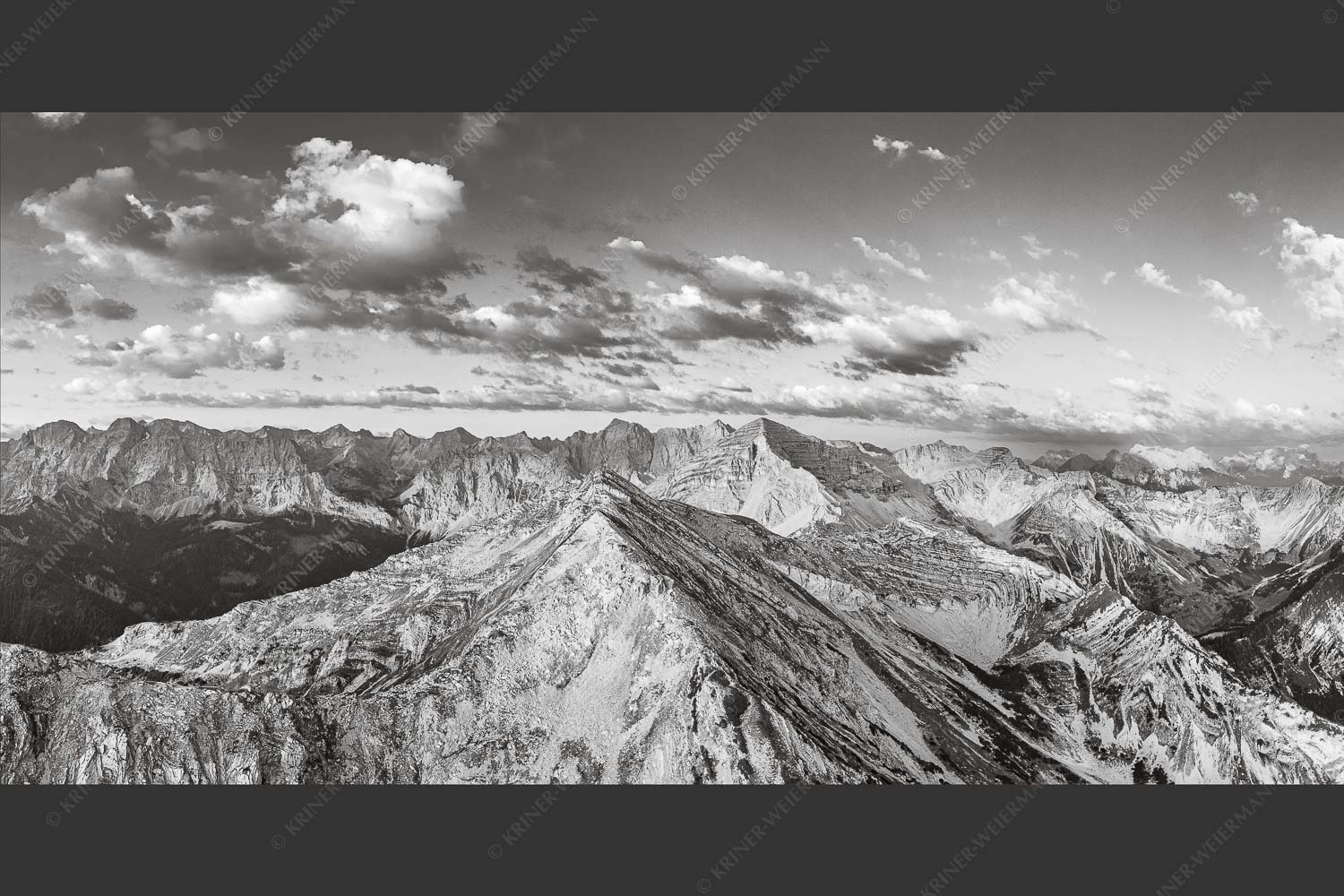 Blick über Krapfenkarspitze zur Soiernspitze im Soierngebirge - Hinterm Krapfenkar 2:1 sw -- Soiernspitze und Karwendel - mehr Infos bei www.Kriner-Weiermann.de