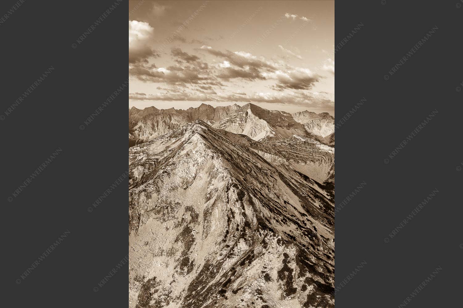 Blick über Krapfenkarspitze zur Soiernspitze im Soierngebirge - Hinterm Krapfenkar 2:3 sepia -- Soiernspitze und Karwendel - mehr Infos bei www.Kriner-Weiermann.de