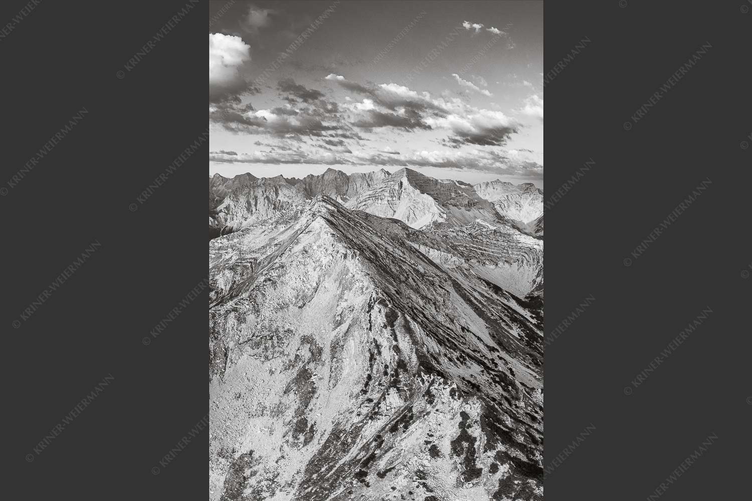 Blick über Krapfenkarspitze zur Soiernspitze im Soierngebirge - Hinterm Krapfenkar 2:3 sw -- Soiernspitze und Karwendel - mehr Infos bei www.Kriner-Weiermann.de