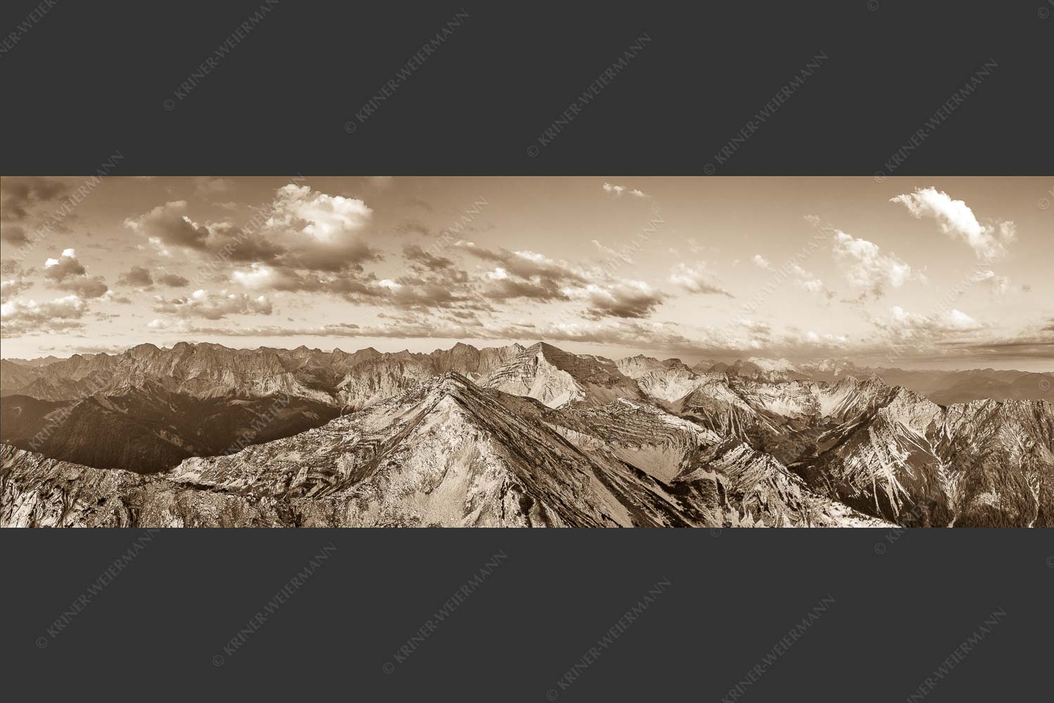 Blick über Krapfenkarspitze zur Soiernspitze im Soierngebirge - Hinterm Krapfenkar 3:1 sepia -- Soiernspitze und Karwendel - mehr Infos bei www.Kriner-Weiermann.de