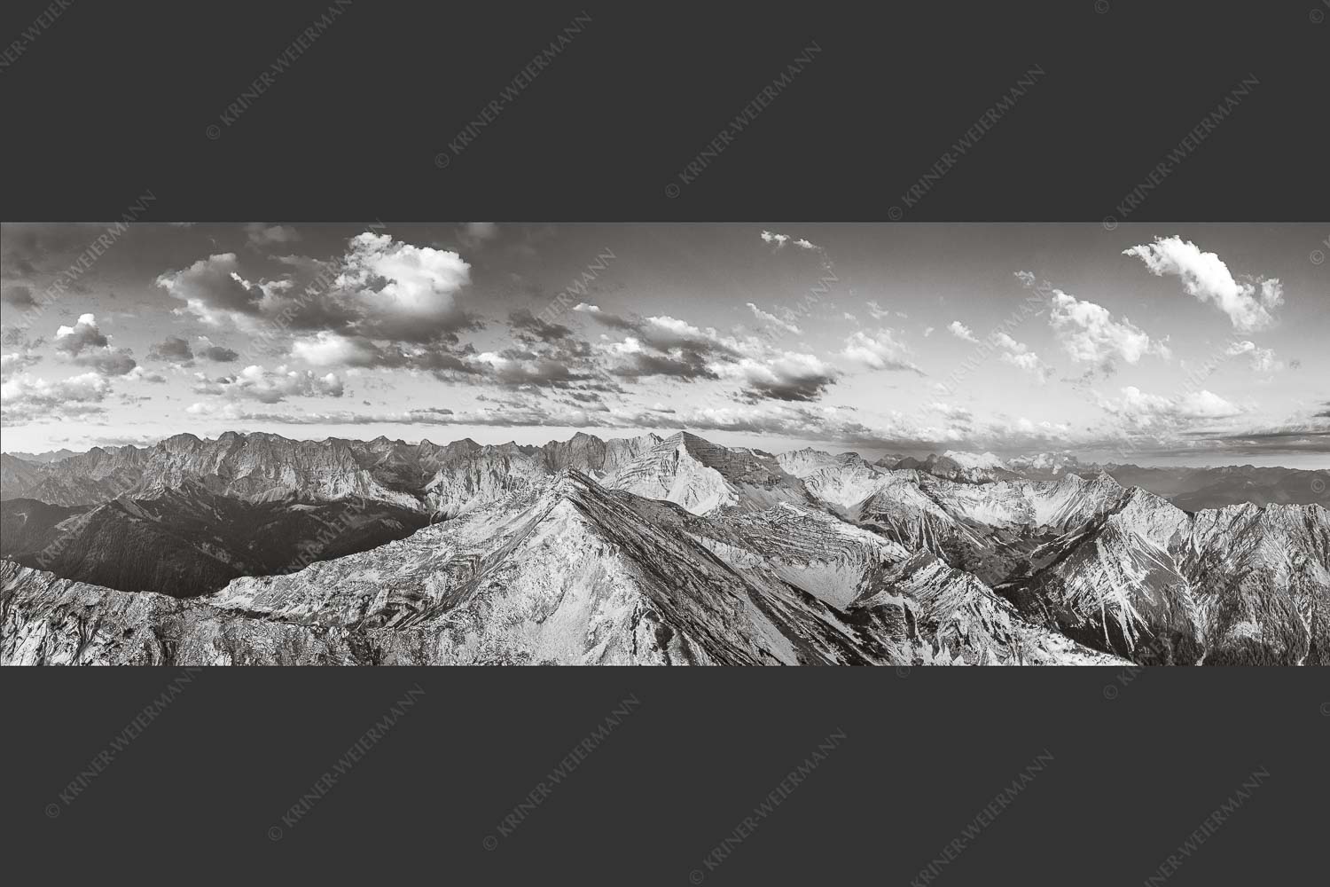 Blick über Krapfenkarspitze zur Soiernspitze im Soierngebirge - Hinterm Krapfenkar 3:1 sw -- Soiernspitze und Karwendel - mehr Infos bei www.Kriner-Weiermann.de