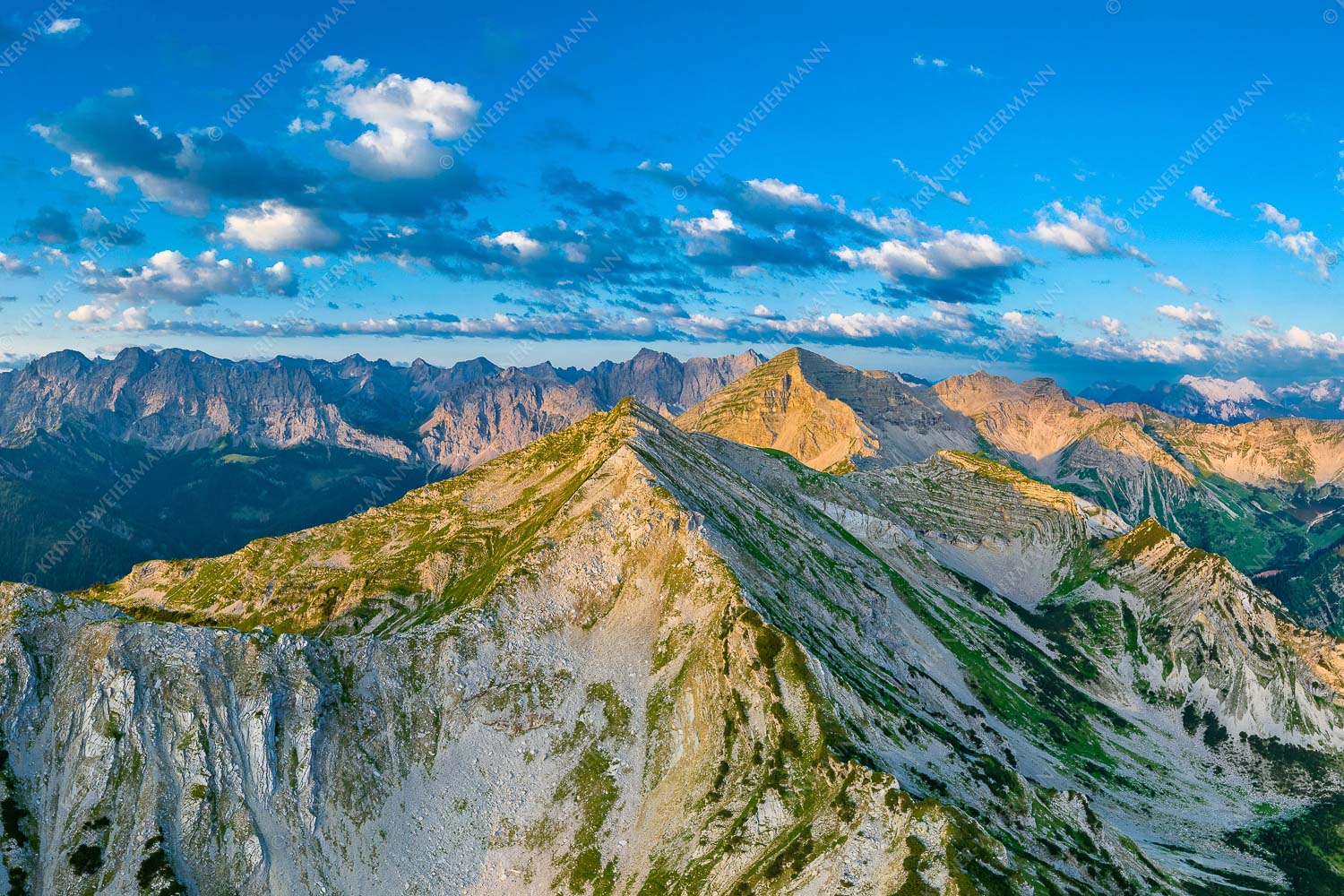 Blick über Krapfenkarspitze zur Soiernspitze im Soierngebirge - Hinterm Krapfenkar 3:2  -- Soiernspitze und Karwendel - mehr Infos bei www.Kriner-Weiermann.de