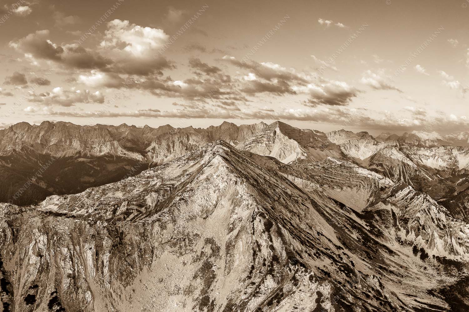 Blick über Krapfenkarspitze zur Soiernspitze im Soierngebirge - Hinterm Krapfenkar 3:2 sepia -- Soiernspitze und Karwendel - mehr Infos bei www.Kriner-Weiermann.de