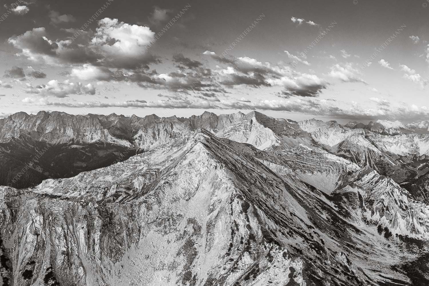 Blick über Krapfenkarspitze zur Soiernspitze im Soierngebirge - Hinterm Krapfenkar 3:2 sw -- Soiernspitze und Karwendel - mehr Infos bei www.Kriner-Weiermann.de