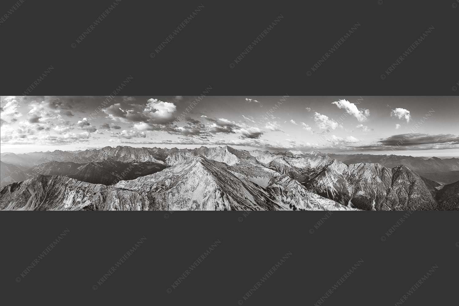 Blick über Krapfenkarspitze zur Soiernspitze im Soierngebirge - Hinterm Krapfenkar 4:1 sw -- Soiernspitze und Karwendel - mehr Infos bei www.Kriner-Weiermann.de
