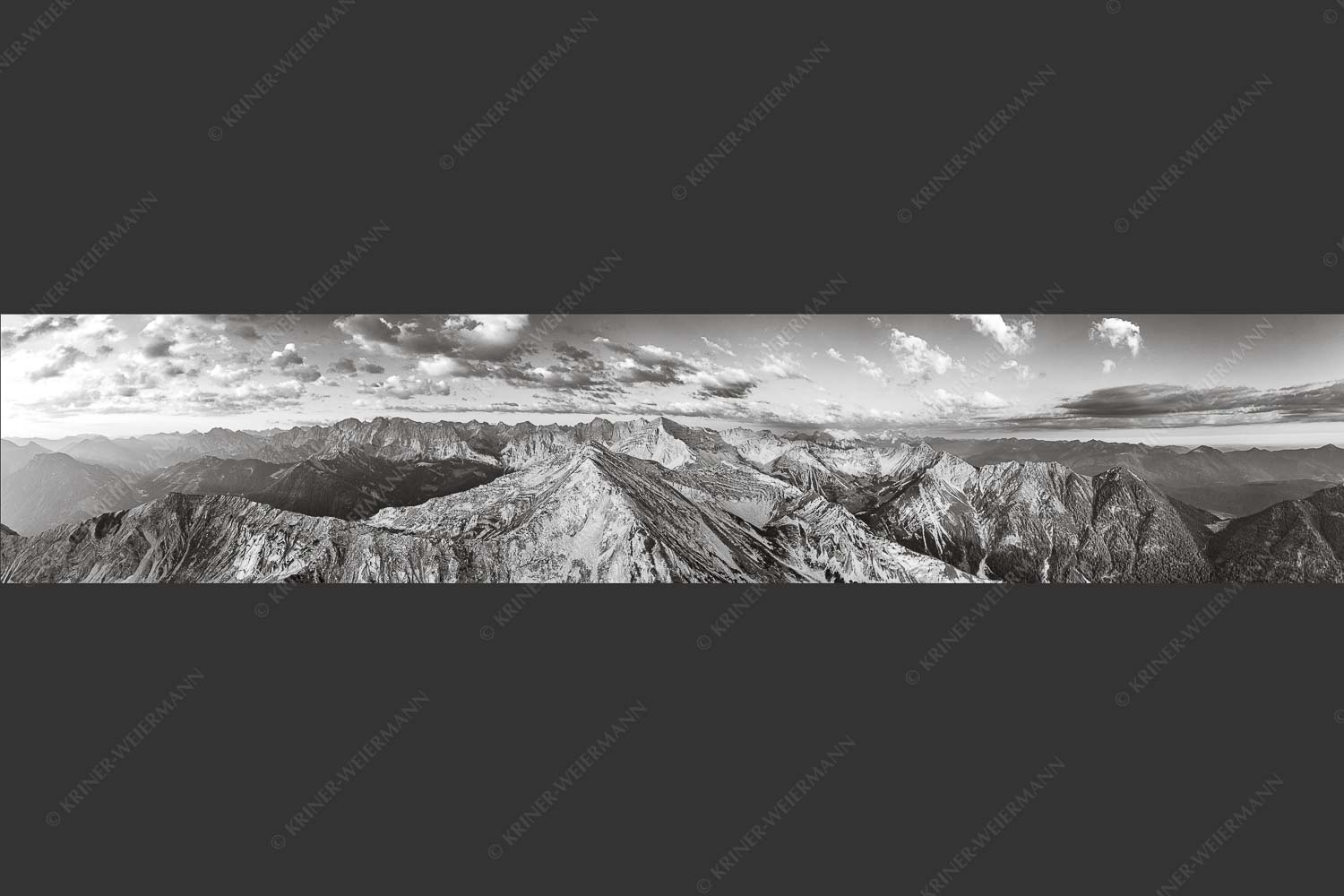 Blick über Krapfenkarspitze zur Soiernspitze im Soierngebirge - Hinterm Krapfenkar 5:1 sw -- Soiernspitze und Karwendel - mehr Infos bei www.Kriner-Weiermann.de