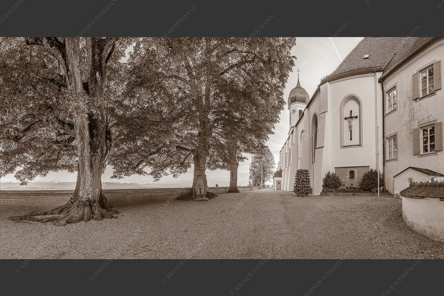 Kirche am hohen Peißenberg - Hoher Peißenberg Panorama 2:1 sepia -- Wallfahrtskirche Mariä Himmelfahrt - mehr Infos bei www.Kriner-Weiermann.de