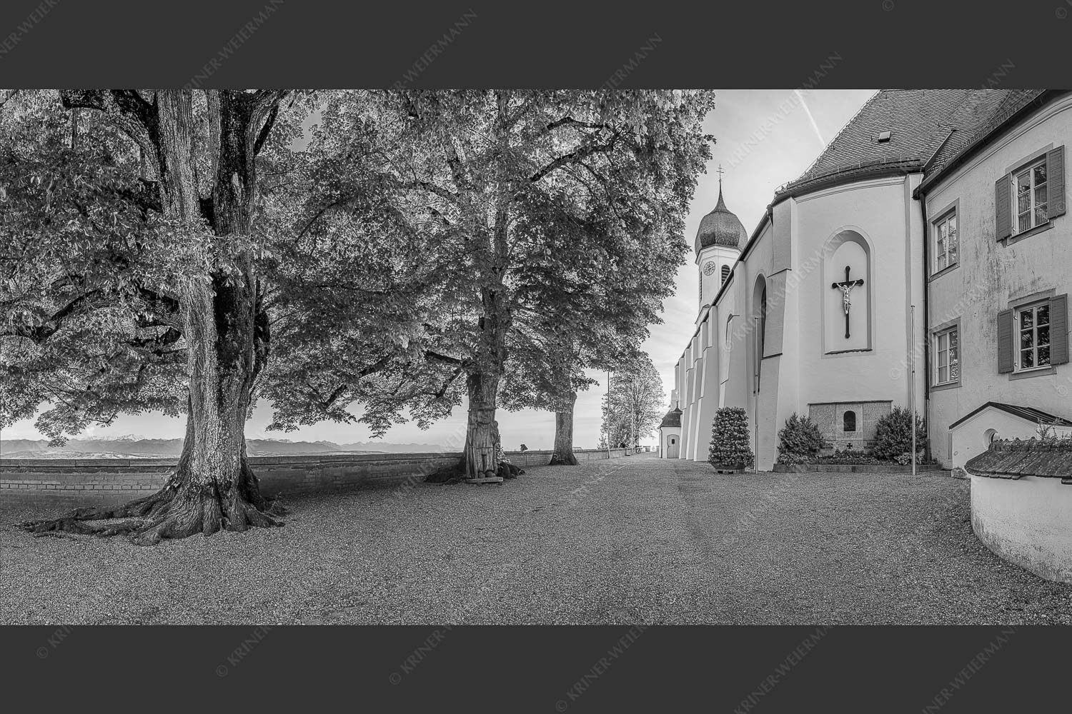 Kirche am hohen Peißenberg - Hoher Peißenberg Panorama 2:1 sw -- Wallfahrtskirche Mariä Himmelfahrt - mehr Infos bei www.Kriner-Weiermann.de