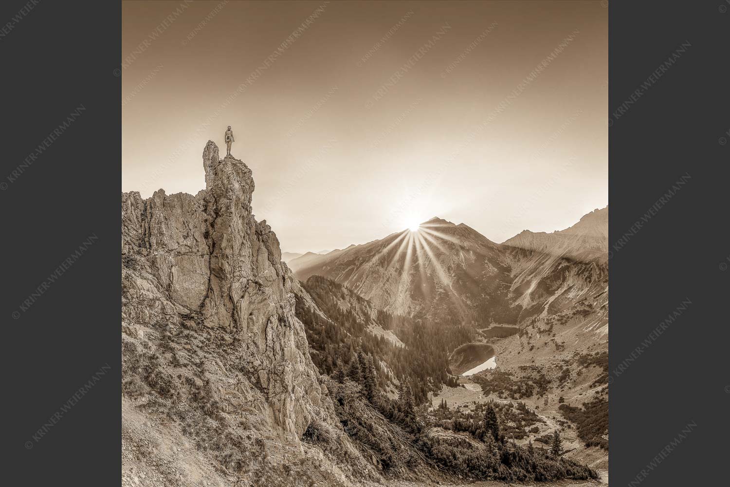 Spitzenerlebnis beim Sonnenaufgang im Soierngebirge - Ich sehe was du nicht siehst 1:1 sepia -- Klettern im Karwendel - mehr Infos bei www.Kriner-Weiermann.de