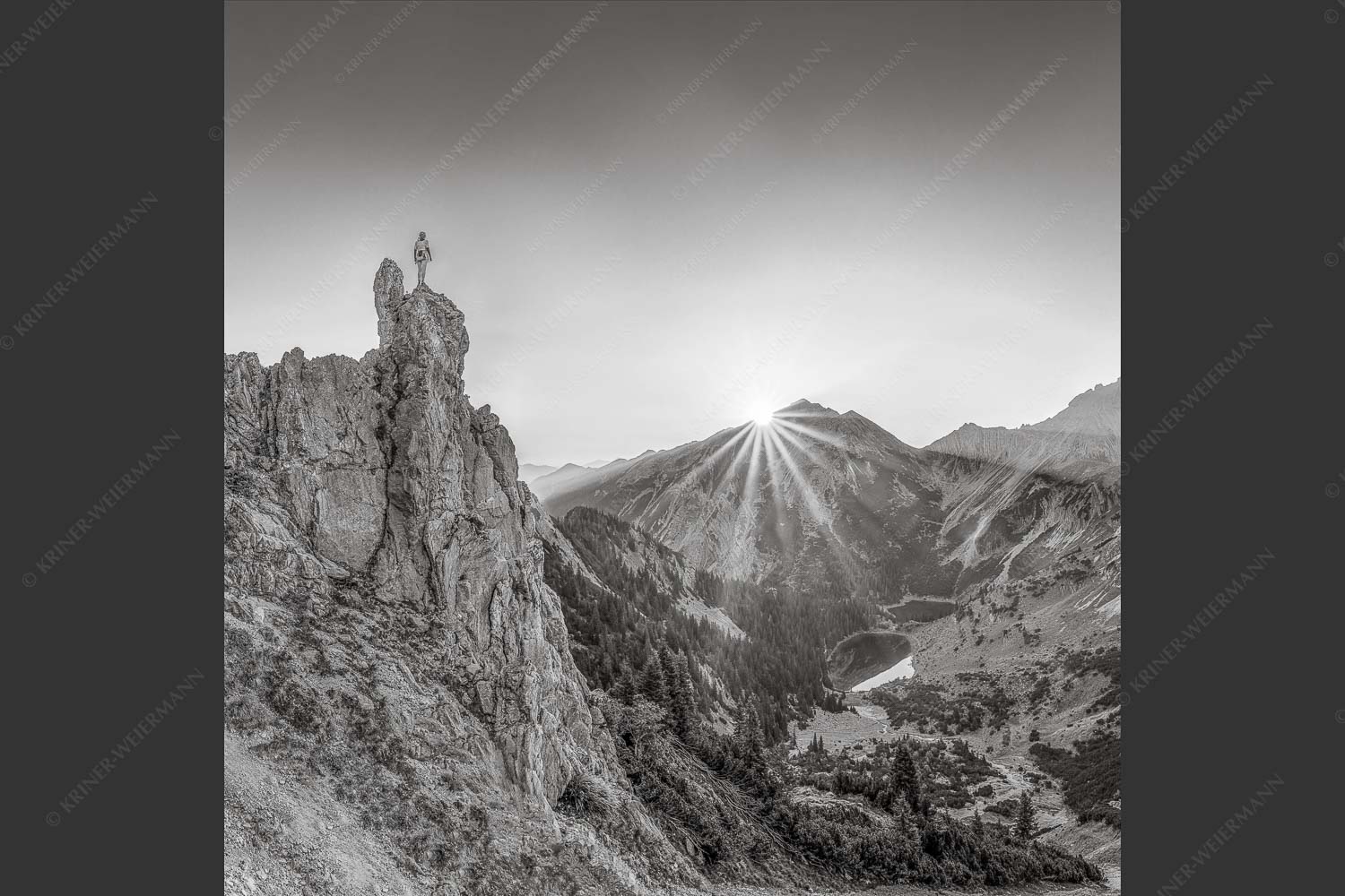Spitzenerlebnis beim Sonnenaufgang im Soierngebirge - Ich sehe was du nicht siehst 1:1 sw -- Klettern im Karwendel - mehr Infos bei www.Kriner-Weiermann.de