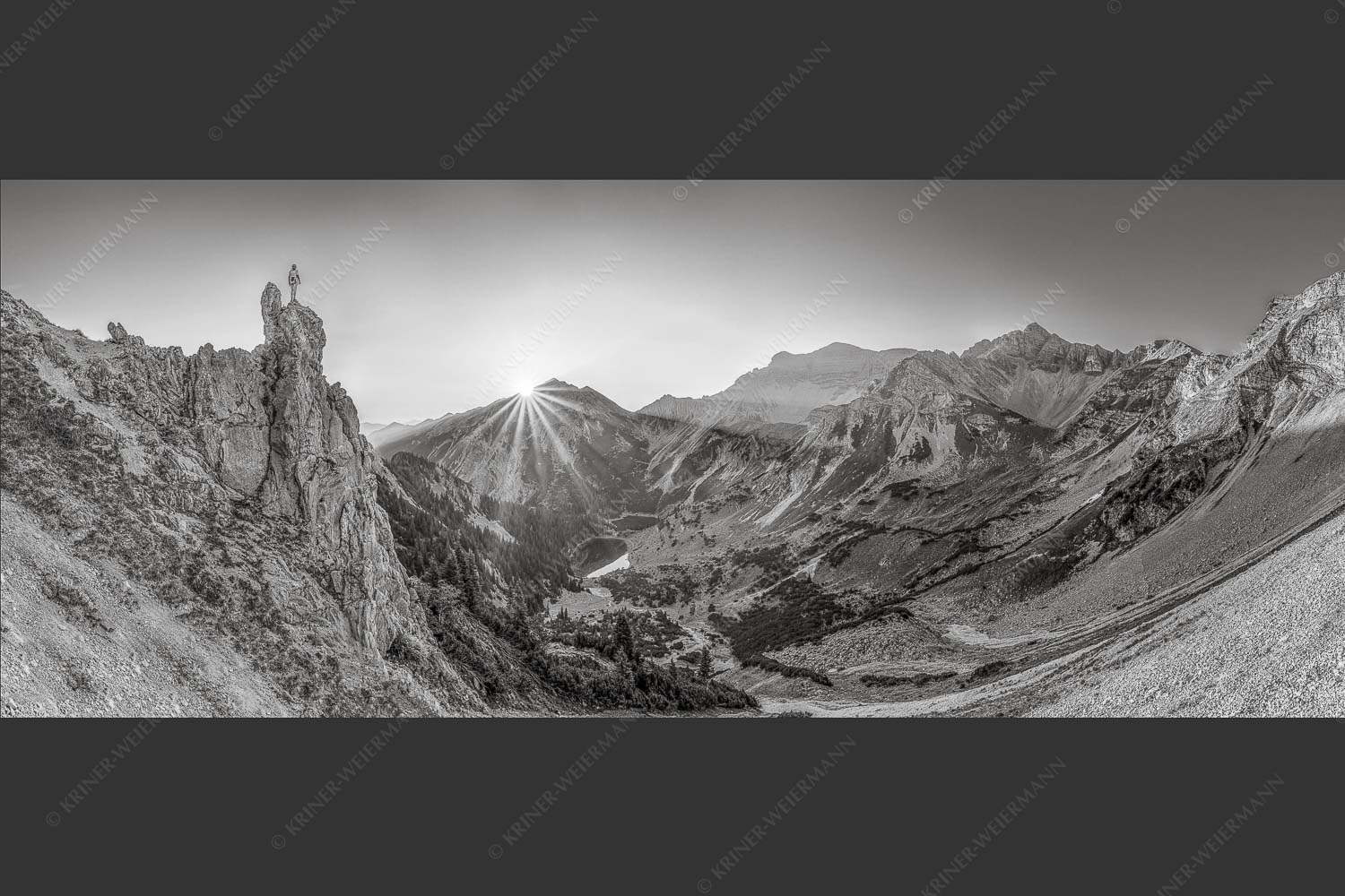Spitzenerlebnis beim Sonnenaufgang im Soierngebirge - Ich sehe was du nicht siehst 2,5:1 sw -- Klettern im Karwendel - mehr Infos bei www.Kriner-Weiermann.de