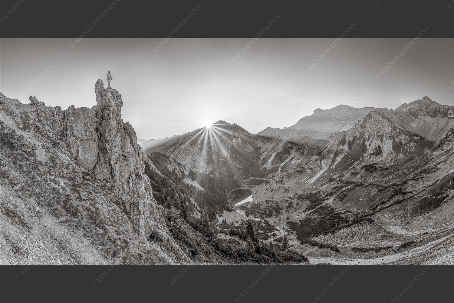 Spitzenerlebnis beim Sonnenaufgang im Soierngebirge - Ich sehe was du nicht siehst 2:1 sw -- Klettern im Karwendel - mehr Infos bei www.Kriner-Weiermann.de