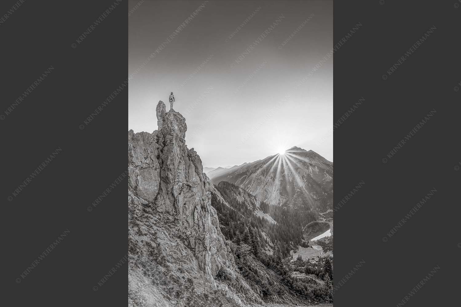 Spitzenerlebnis beim Sonnenaufgang im Soierngebirge - Ich sehe was du nicht siehst 2:3 sw -- Klettern im Karwendel - mehr Infos bei www.Kriner-Weiermann.de