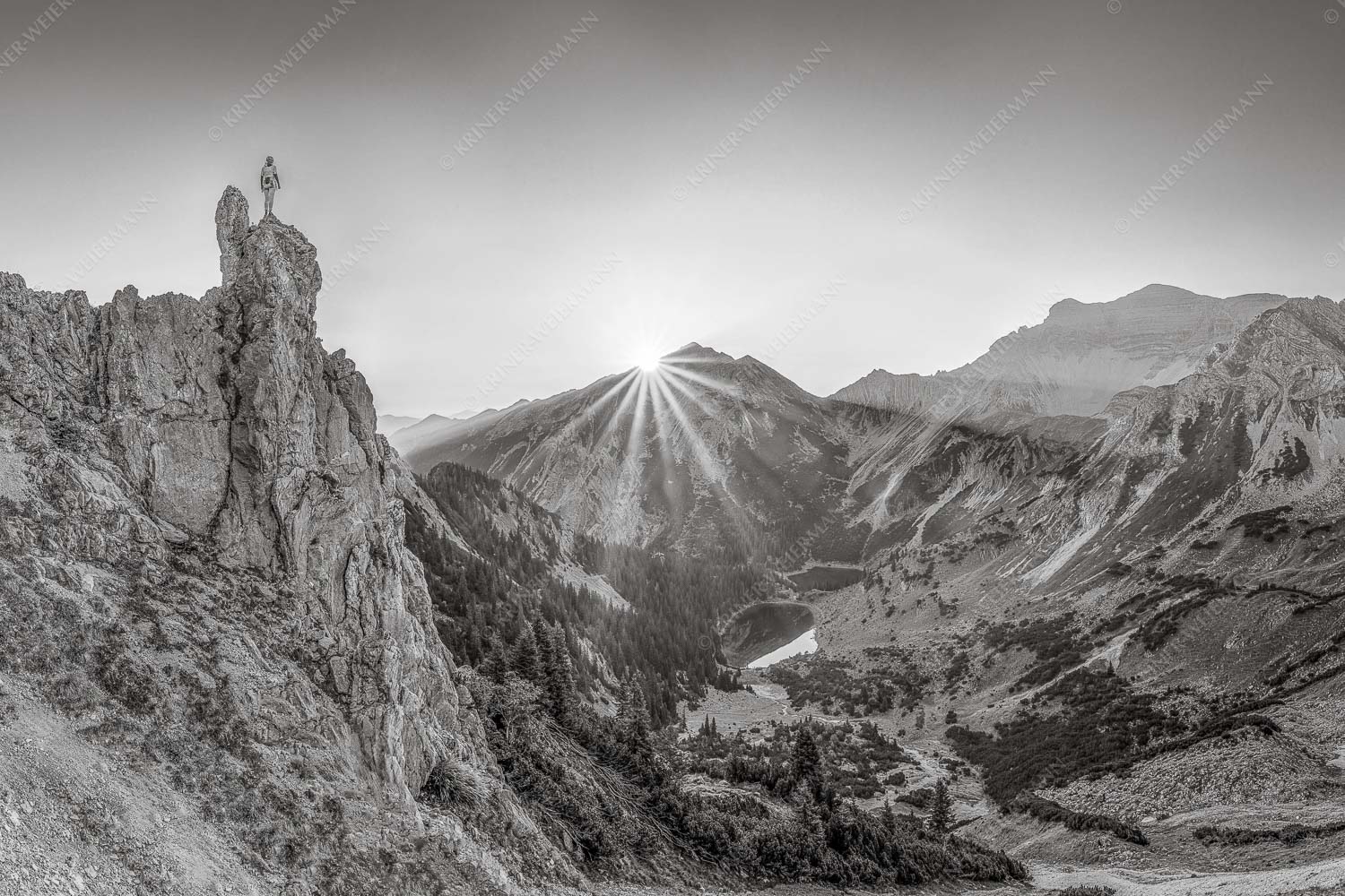Spitzenerlebnis beim Sonnenaufgang im Soierngebirge - Ich sehe was du nicht siehst 3:2 sw -- Klettern im Karwendel - mehr Infos bei www.Kriner-Weiermann.de