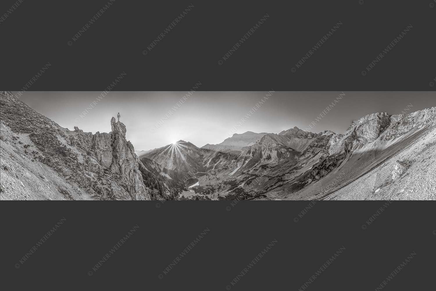 Spitzenerlebnis beim Sonnenaufgang im Soierngebirge - Ich sehe was du nicht siehst 4:1 sw -- Klettern im Karwendel - mehr Infos bei www.Kriner-Weiermann.de