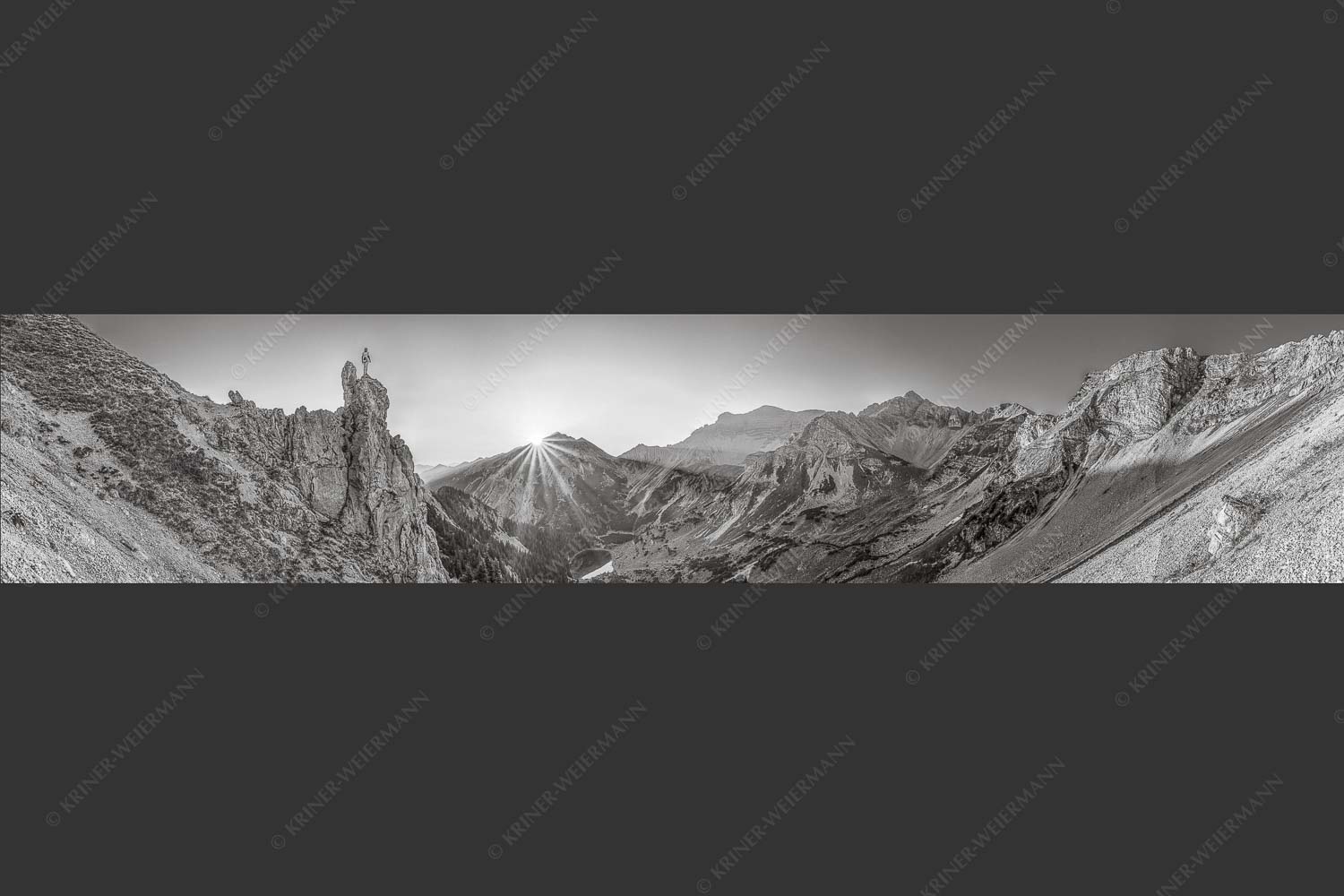 Spitzenerlebnis beim Sonnenaufgang im Soierngebirge - Ich sehe was du nicht siehst 5:1 sw -- Klettern im Karwendel - mehr Infos bei www.Kriner-Weiermann.de