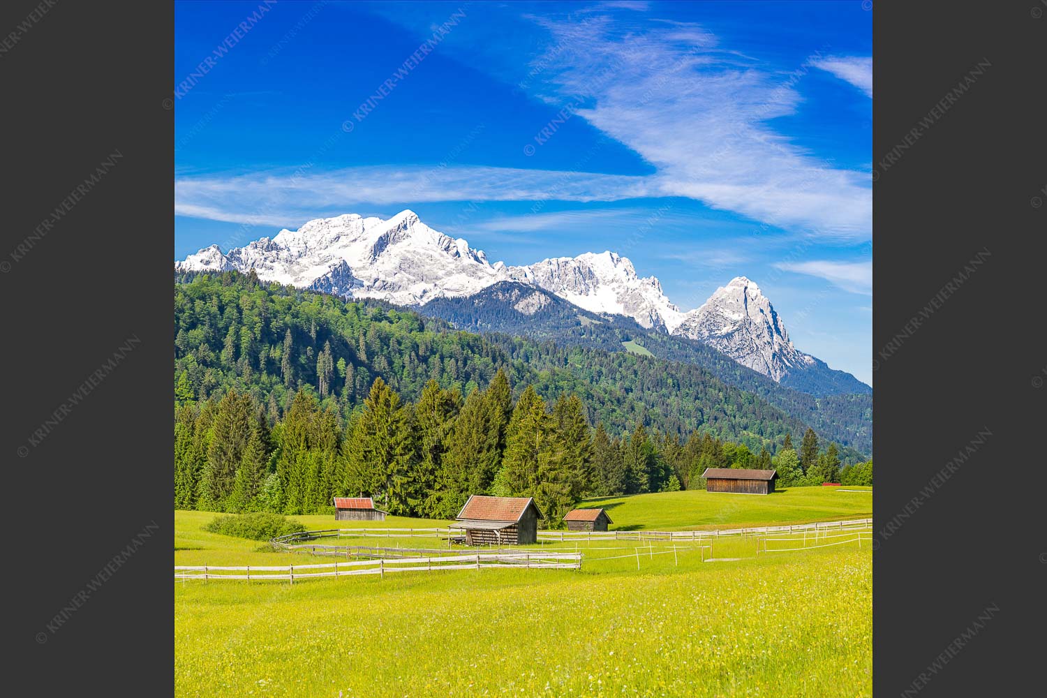 Typische Werdenfelser Landschaft mit Wiesen und Heustadeln und dem Blick zum Zugspitzmassiv - Idyllischer Zugspitzblick 1:1  -- Heustadel Alpspitze Zugspitze Waxenstein - mehr Infos bei www.Kriner-Weiermann.de