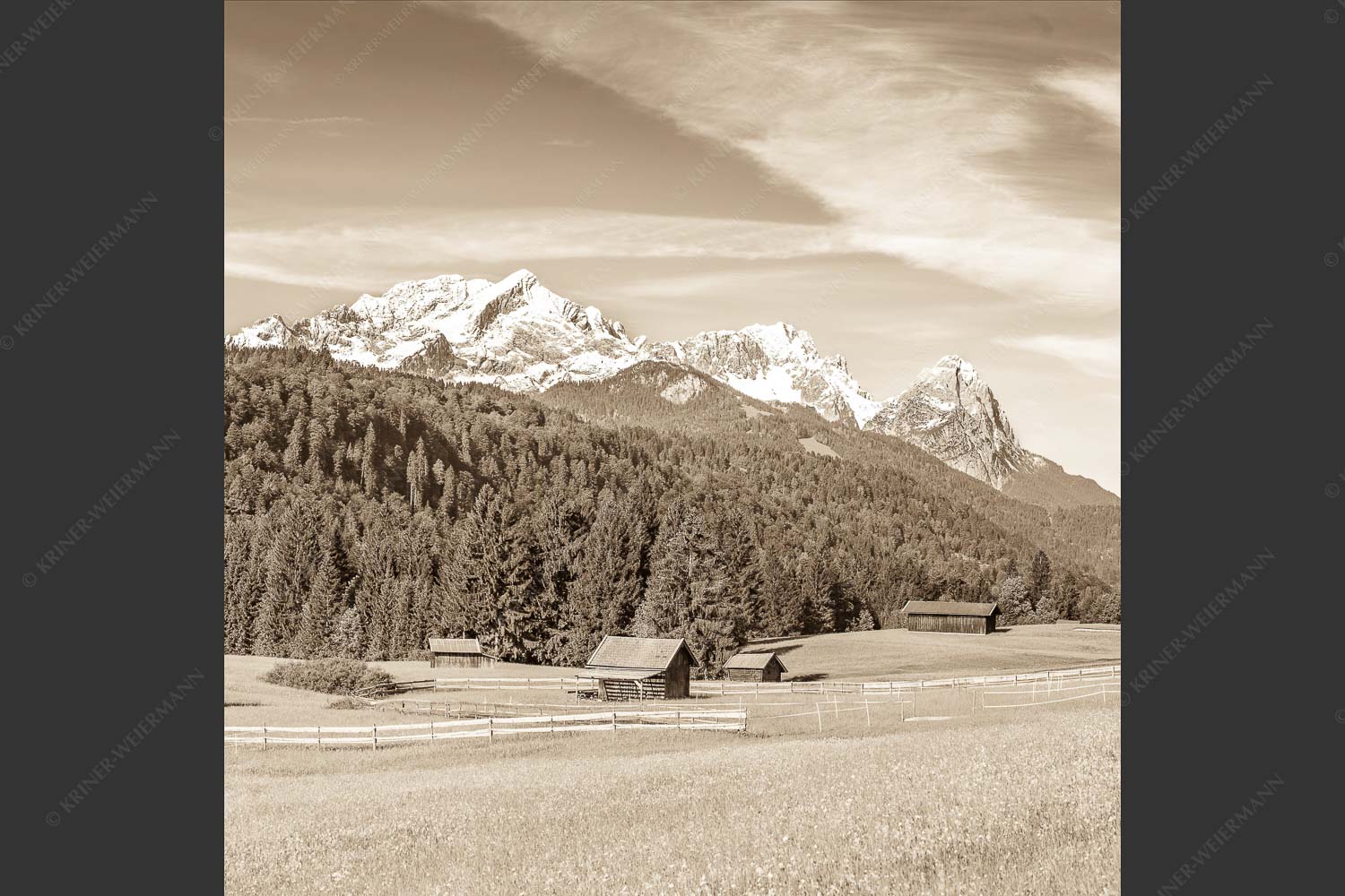 Typische Werdenfelser Landschaft mit Wiesen und Heustadeln und dem Blick zum Zugspitzmassiv - Idyllischer Zugspitzblick 1:1 sepia -- Heustadel Alpspitze Zugspitze Waxenstein - mehr Infos bei www.Kriner-Weiermann.de
