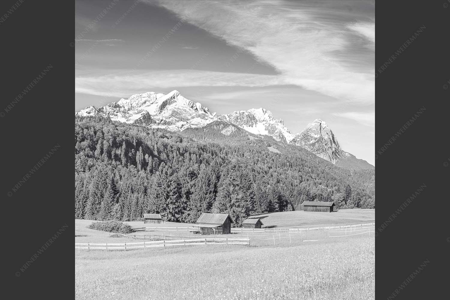 Typische Werdenfelser Landschaft mit Wiesen und Heustadeln und dem Blick zum Zugspitzmassiv - Idyllischer Zugspitzblick 1:1 sw -- Heustadel Alpspitze Zugspitze Waxenstein - mehr Infos bei www.Kriner-Weiermann.de