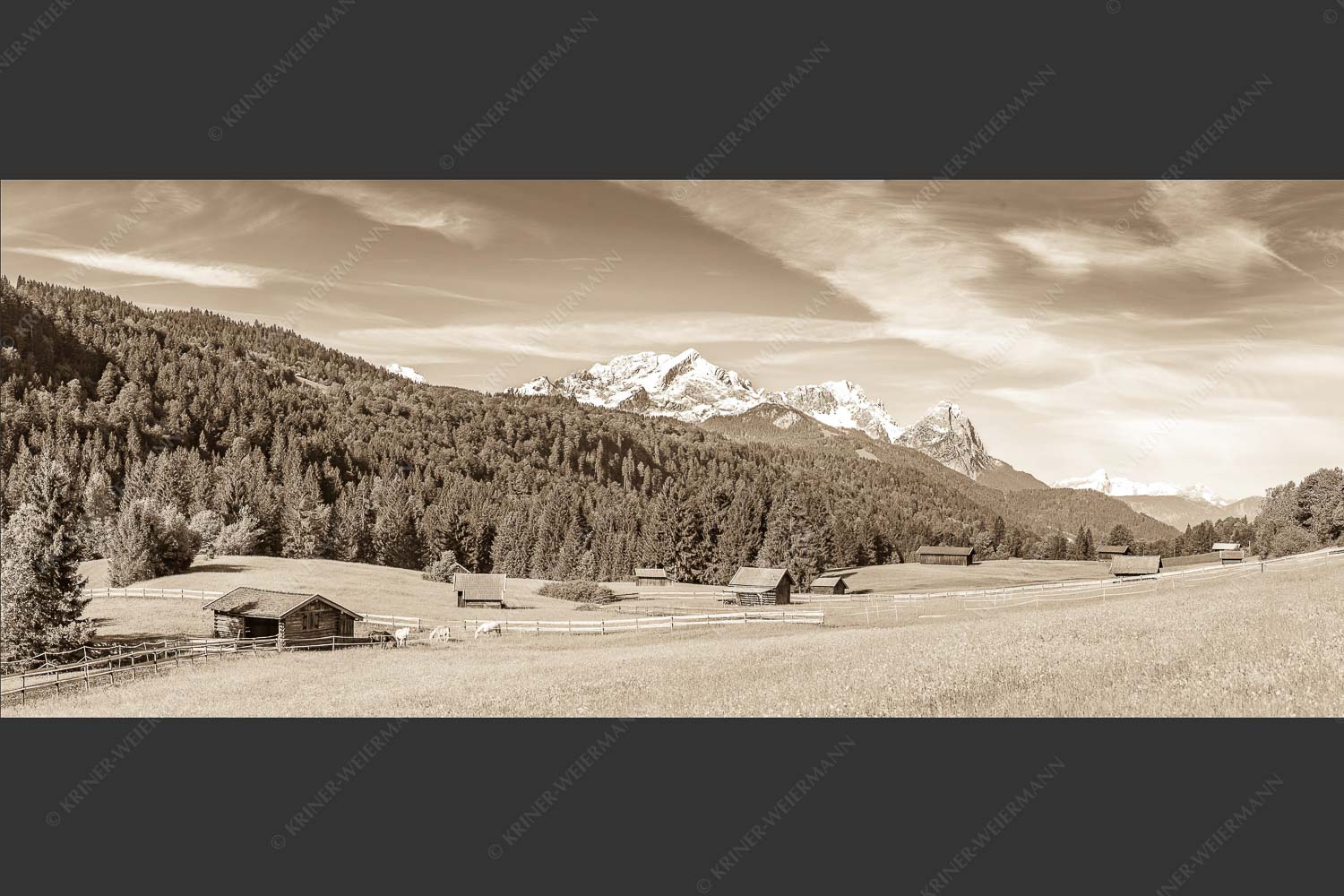 Typische Werdenfelser Landschaft mit Wiesen und Heustadeln und dem Blick zum Zugspitzmassiv - Idyllischer Zugspitzblick 2,5:1 sepia -- Heustadel Alpspitze Zugspitze Waxenstein - mehr Infos bei www.Kriner-Weiermann.de