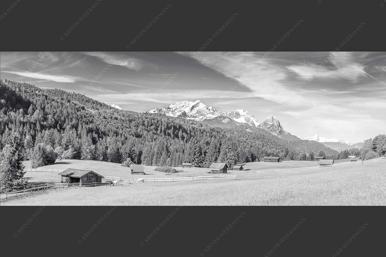 Typische Werdenfelser Landschaft mit Wiesen und Heustadeln und dem Blick zum Zugspitzmassiv - Idyllischer Zugspitzblick 2,5:1 sw -- Heustadel Alpspitze Zugspitze Waxenstein - mehr Infos bei www.Kriner-Weiermann.de