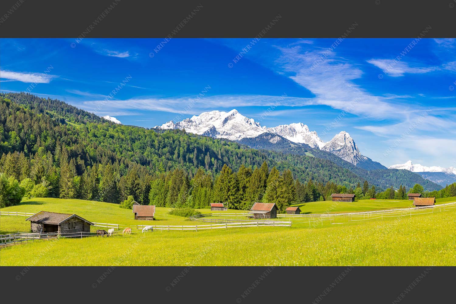 Typische Werdenfelser Landschaft mit Wiesen und Heustadeln und dem Blick zum Zugspitzmassiv - Idyllischer Zugspitzblick 2:1  -- Heustadel Alpspitze Zugspitze Waxenstein - mehr Infos bei www.Kriner-Weiermann.de