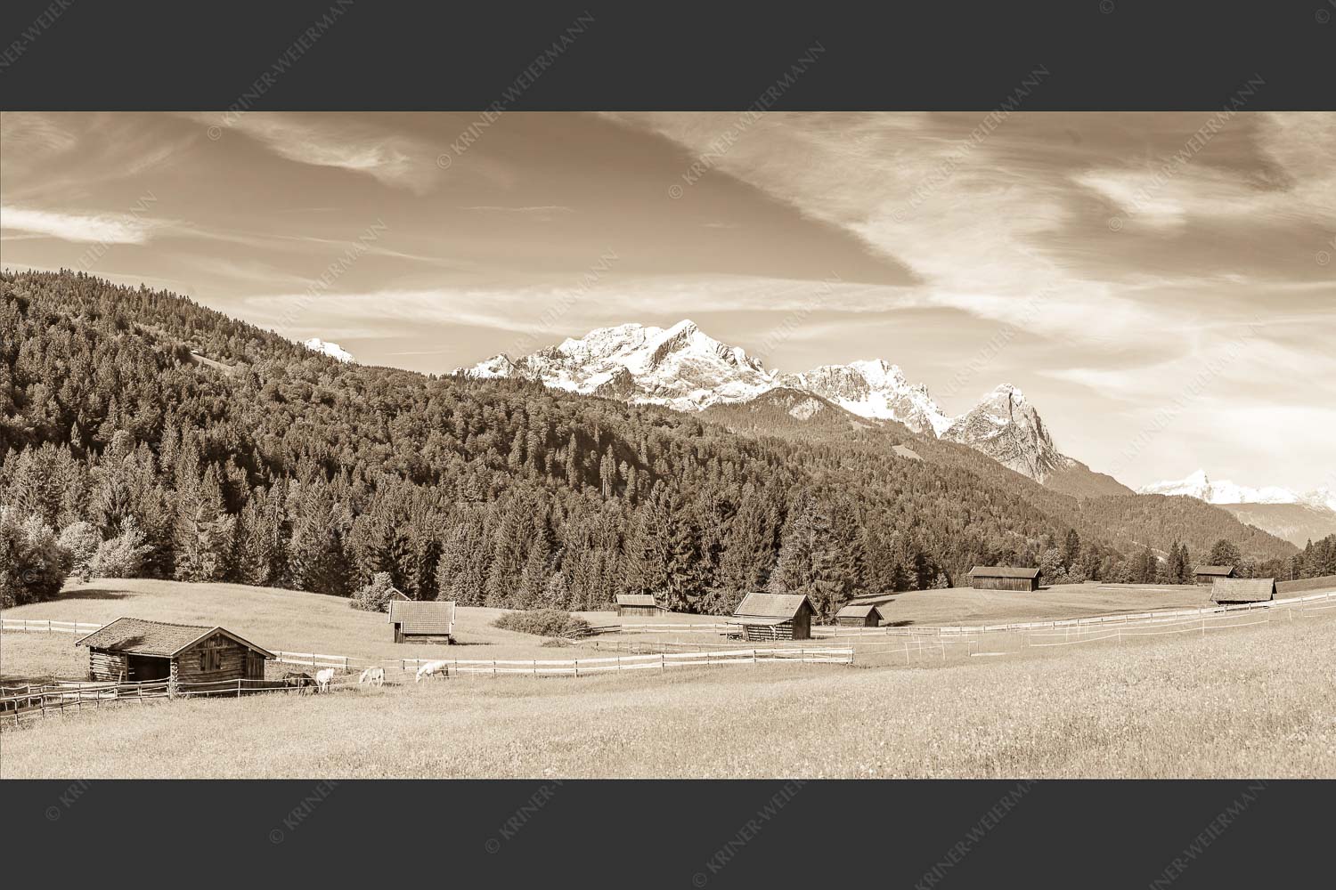 Typische Werdenfelser Landschaft mit Wiesen und Heustadeln und dem Blick zum Zugspitzmassiv - Idyllischer Zugspitzblick 2:1 sepia -- Heustadel Alpspitze Zugspitze Waxenstein - mehr Infos bei www.Kriner-Weiermann.de