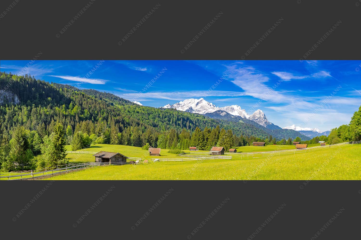 Typische Werdenfelser Landschaft mit Wiesen und Heustadeln und dem Blick zum Zugspitzmassiv - Idyllischer Zugspitzblick 3:1  -- Heustadel Alpspitze Zugspitze Waxenstein - mehr Infos bei www.Kriner-Weiermann.de