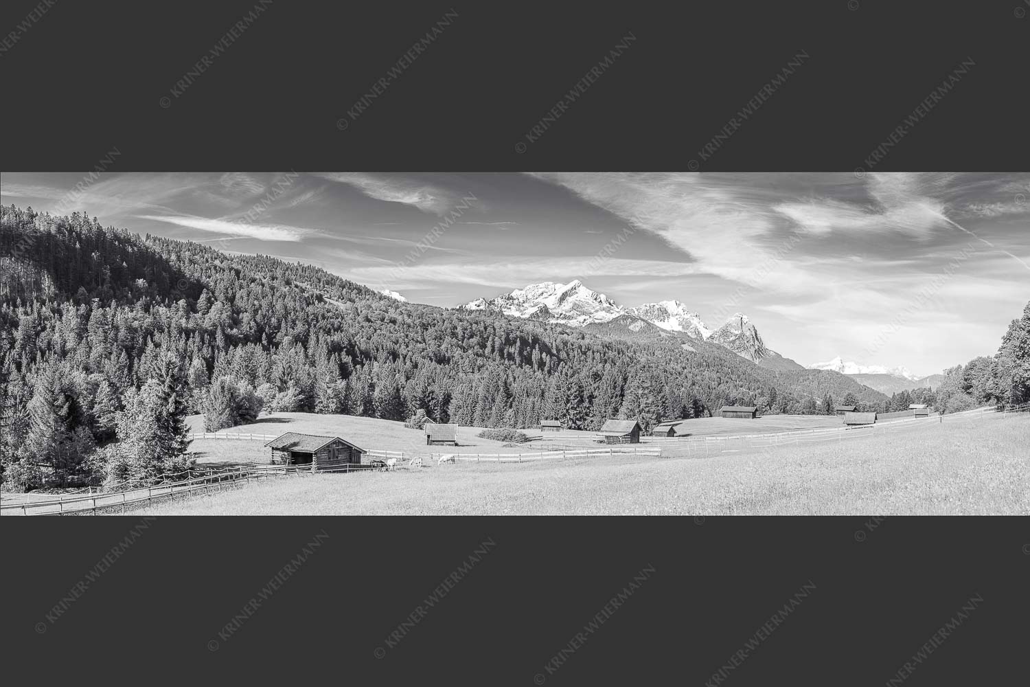 Typische Werdenfelser Landschaft mit Wiesen und Heustadeln und dem Blick zum Zugspitzmassiv - Idyllischer Zugspitzblick 3:1 sw -- Heustadel Alpspitze Zugspitze Waxenstein - mehr Infos bei www.Kriner-Weiermann.de