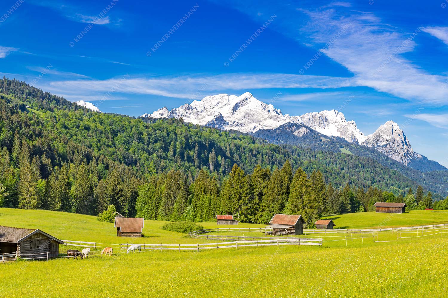 Typische Werdenfelser Landschaft mit Wiesen und Heustadeln und dem Blick zum Zugspitzmassiv - Idyllischer Zugspitzblick 3:2  -- Heustadel Alpspitze Zugspitze Waxenstein - mehr Infos bei www.Kriner-Weiermann.de