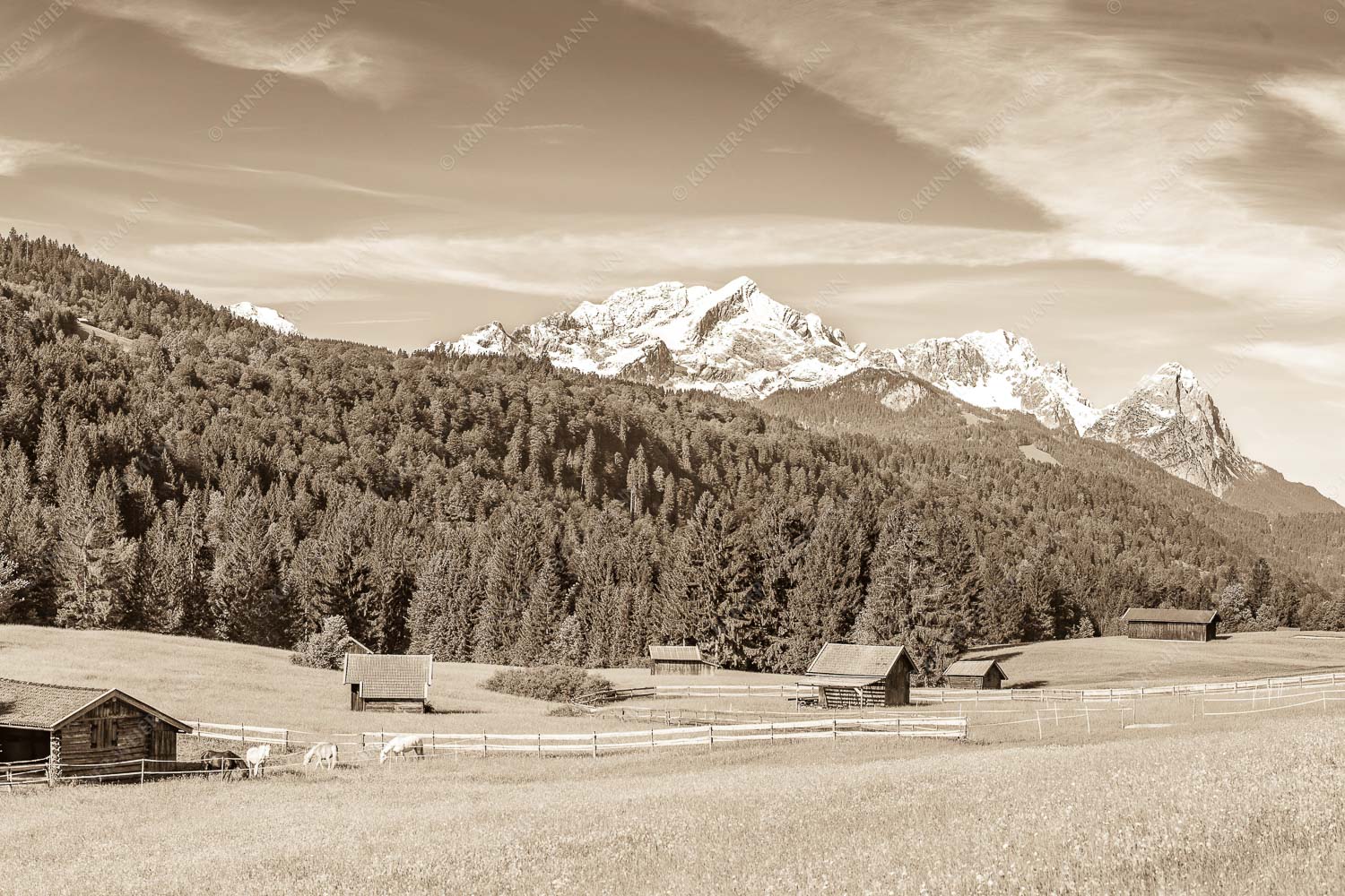 Typische Werdenfelser Landschaft mit Wiesen und Heustadeln und dem Blick zum Zugspitzmassiv - Idyllischer Zugspitzblick 3:2 sepia -- Heustadel Alpspitze Zugspitze Waxenstein - mehr Infos bei www.Kriner-Weiermann.de