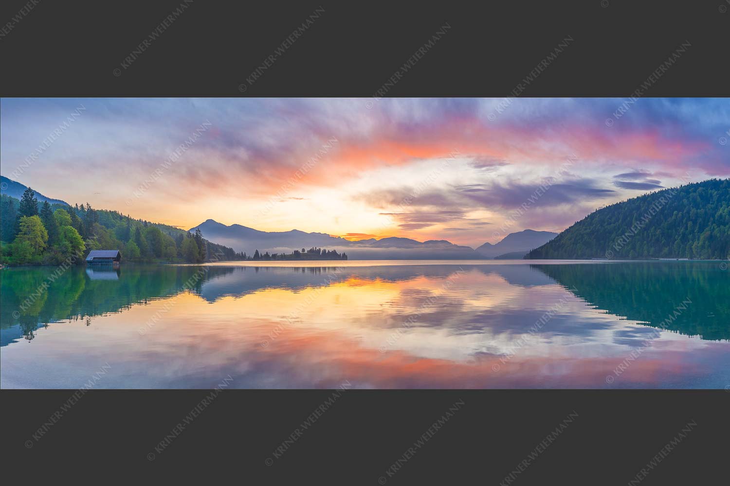 Im glatten Wasser spiegelt sich das einzigartige Morgenrot im Walchensee - Illuminati 2,5:1  -- Morgenstimmung am Walchensee - mehr Infos bei www.Kriner-Weiermann.de
