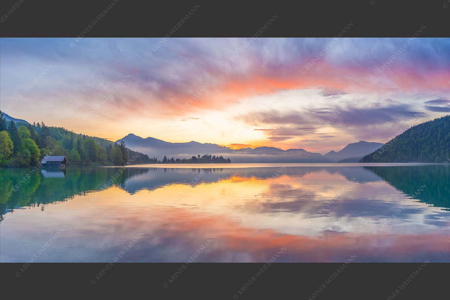 Im glatten Wasser spiegelt sich das einzigartige Morgenrot im Walchensee - Illuminati 2:1  -- Morgenstimmung am Walchensee - mehr Infos bei www.Kriner-Weiermann.de