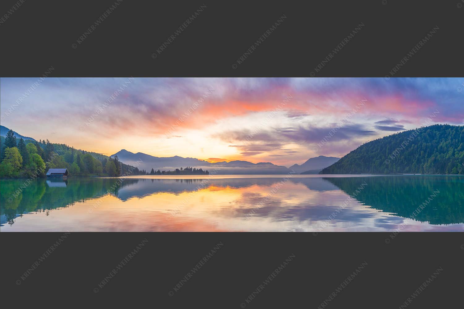 Im glatten Wasser spiegelt sich das einzigartige Morgenrot im Walchensee - Illuminati 3:1  -- Morgenstimmung am Walchensee - mehr Infos bei www.Kriner-Weiermann.de