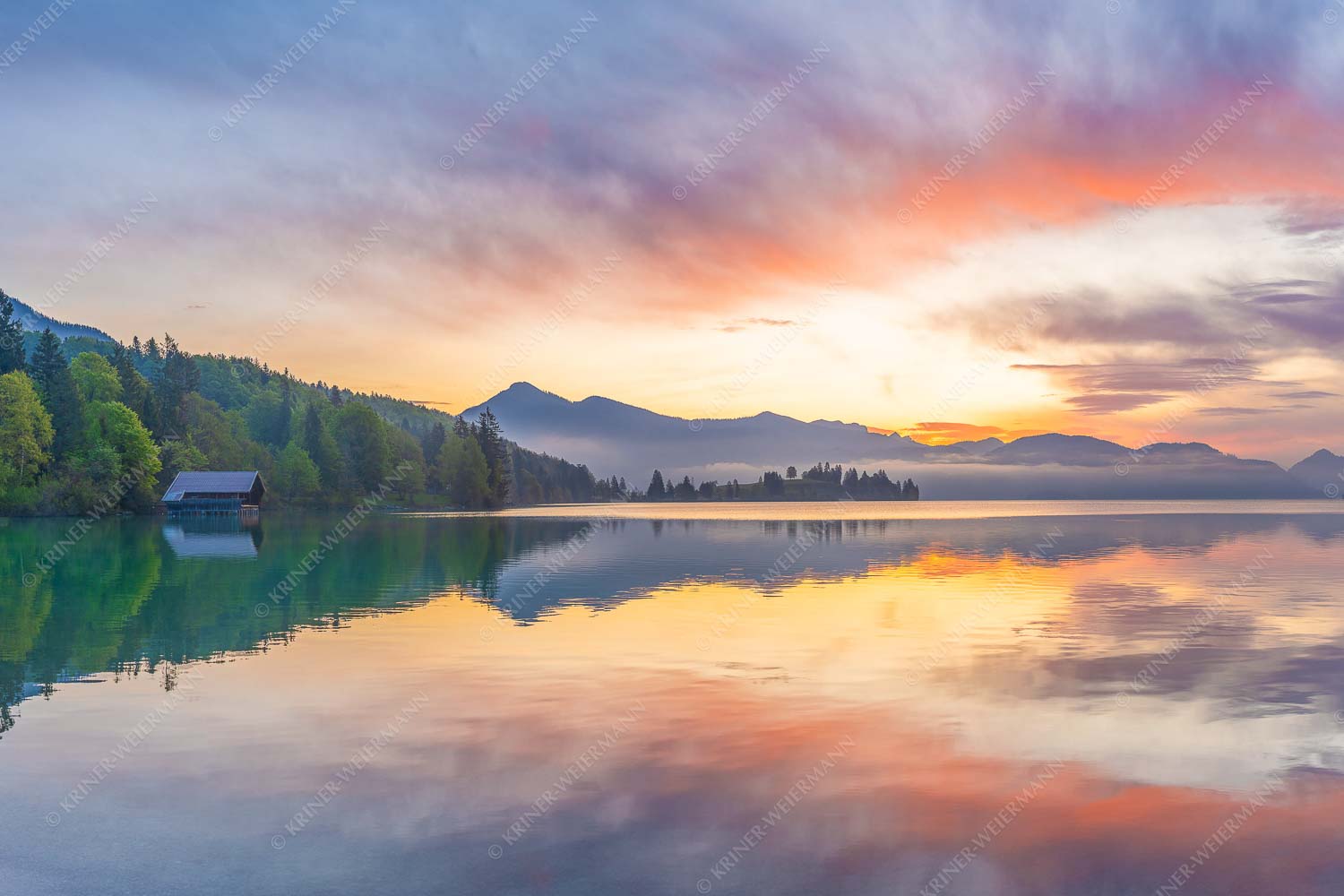 Im glatten Wasser spiegelt sich das einzigartige Morgenrot im Walchensee - Illuminati 3:2  -- Morgenstimmung am Walchensee - mehr Infos bei www.Kriner-Weiermann.de