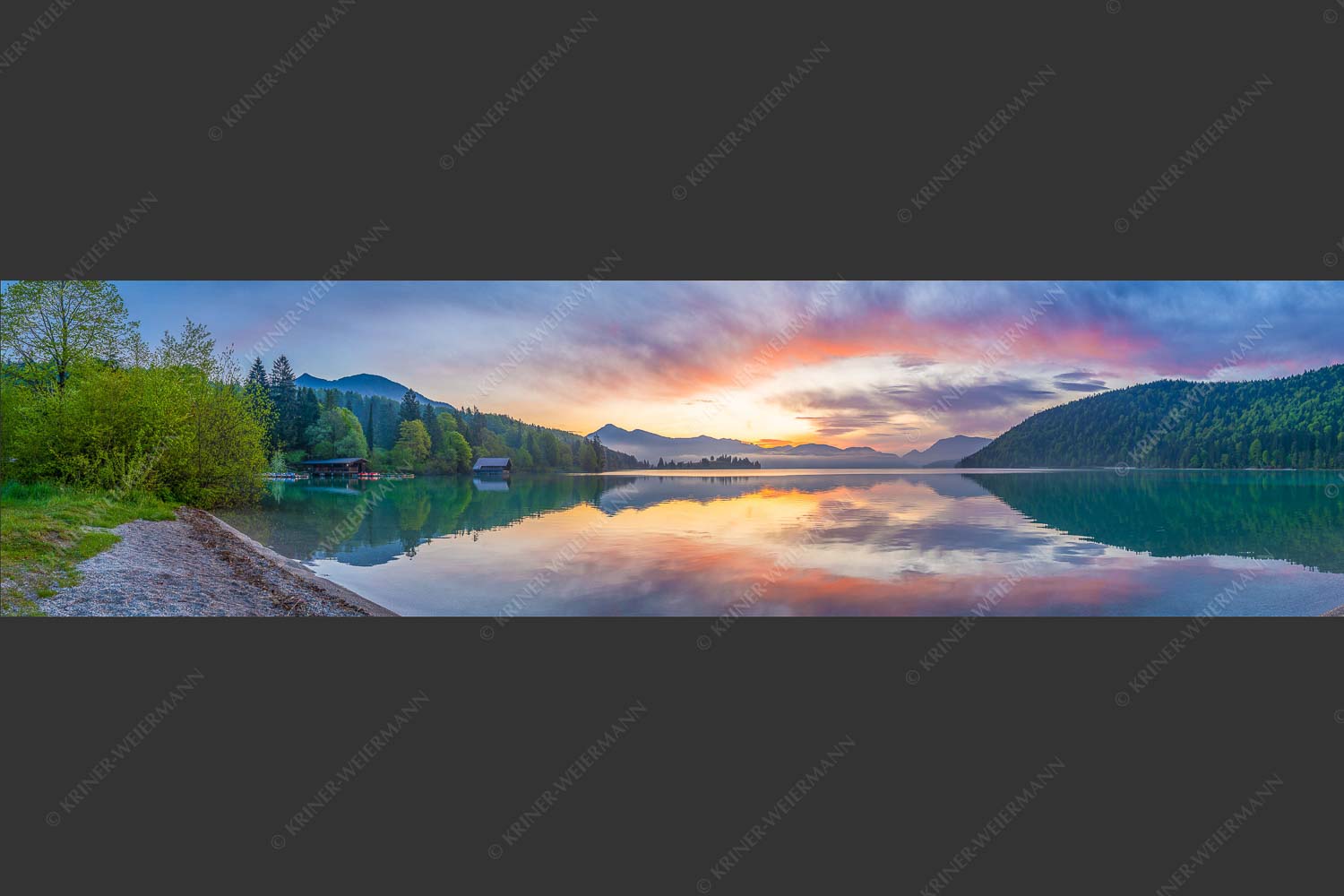 Im glatten Wasser spiegelt sich das einzigartige Morgenrot im Walchensee - Illuminati 4:1  -- Morgenstimmung am Walchensee - mehr Infos bei www.Kriner-Weiermann.de