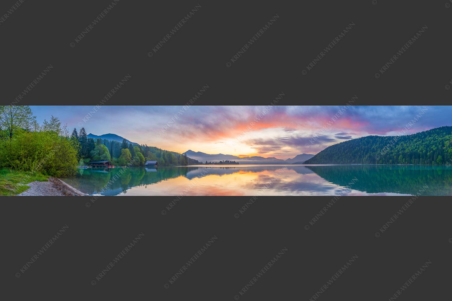 Im glatten Wasser spiegelt sich das einzigartige Morgenrot im Walchensee - Illuminati 5:1  -- Morgenstimmung am Walchensee - mehr Infos bei www.Kriner-Weiermann.de