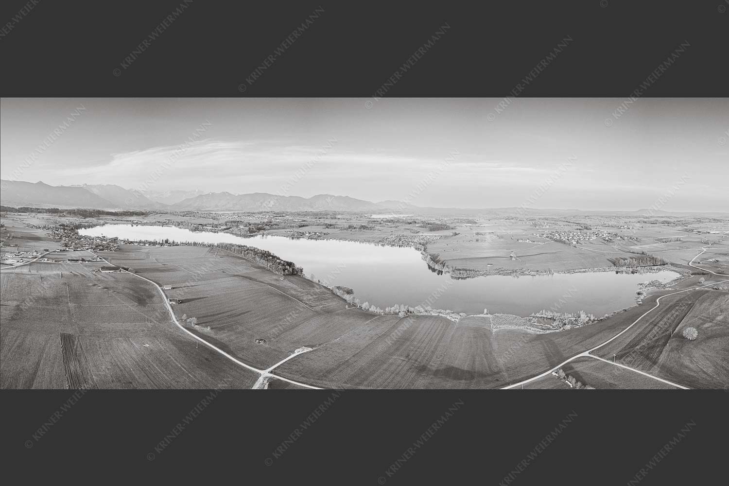 Blick über den Riegsee ins Werdenfelser Land - Im Blauen Land 2,5:1 sw -- Riegsee - mehr Infos bei www.Kriner-Weiermann.de