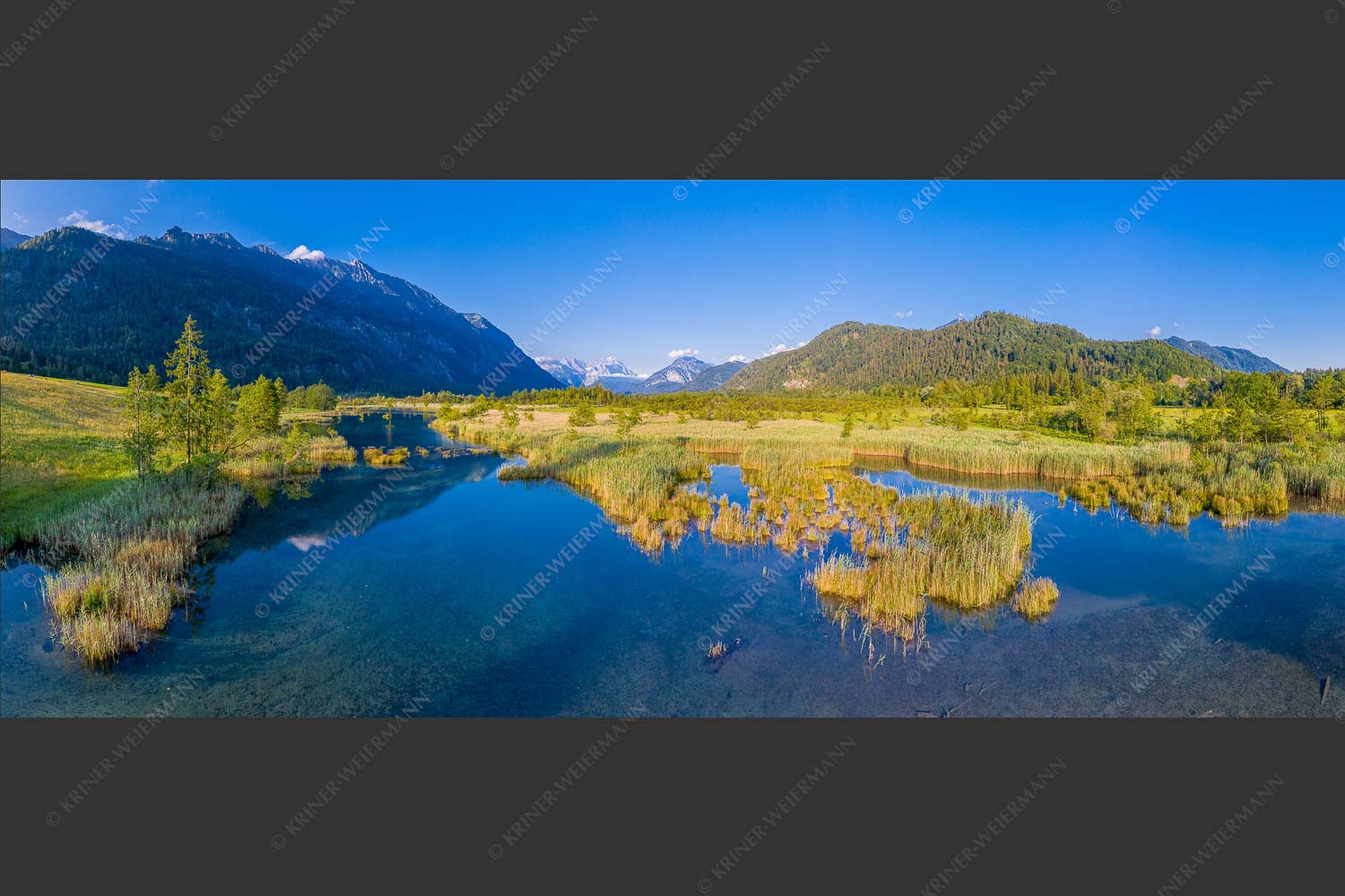 Blick durchs Loisachtal zur Zugspitze im Wetterstein - In der Früh am Mühlbach 2,5:1  -- Loisachtal mit Wetterstein - mehr Infos bei www.Kriner-Weiermann.de
