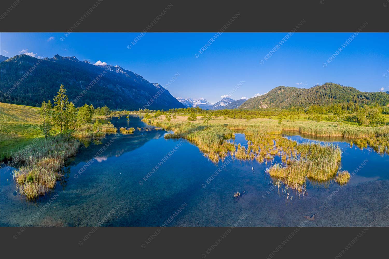 Blick durchs Loisachtal zur Zugspitze im Wetterstein - In der Früh am Mühlbach 2:1  -- Loisachtal mit Wetterstein - mehr Infos bei www.Kriner-Weiermann.de