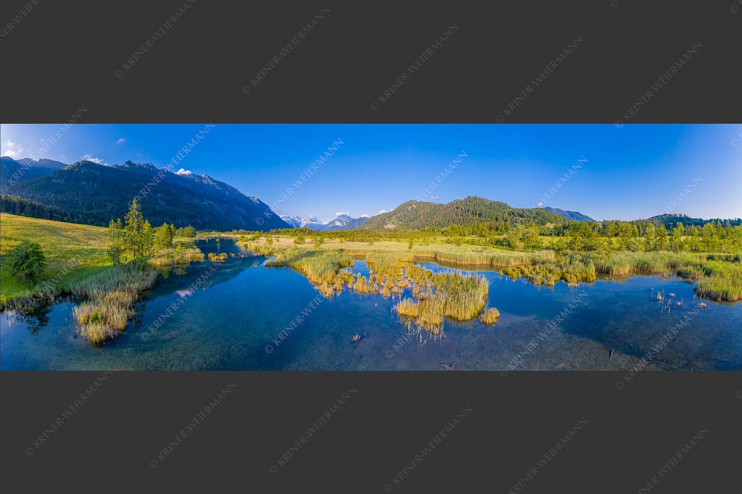 Blick durchs Loisachtal zur Zugspitze im Wetterstein - In der Früh am Mühlbach 3:1  -- Loisachtal mit Wetterstein - mehr Infos bei www.Kriner-Weiermann.de