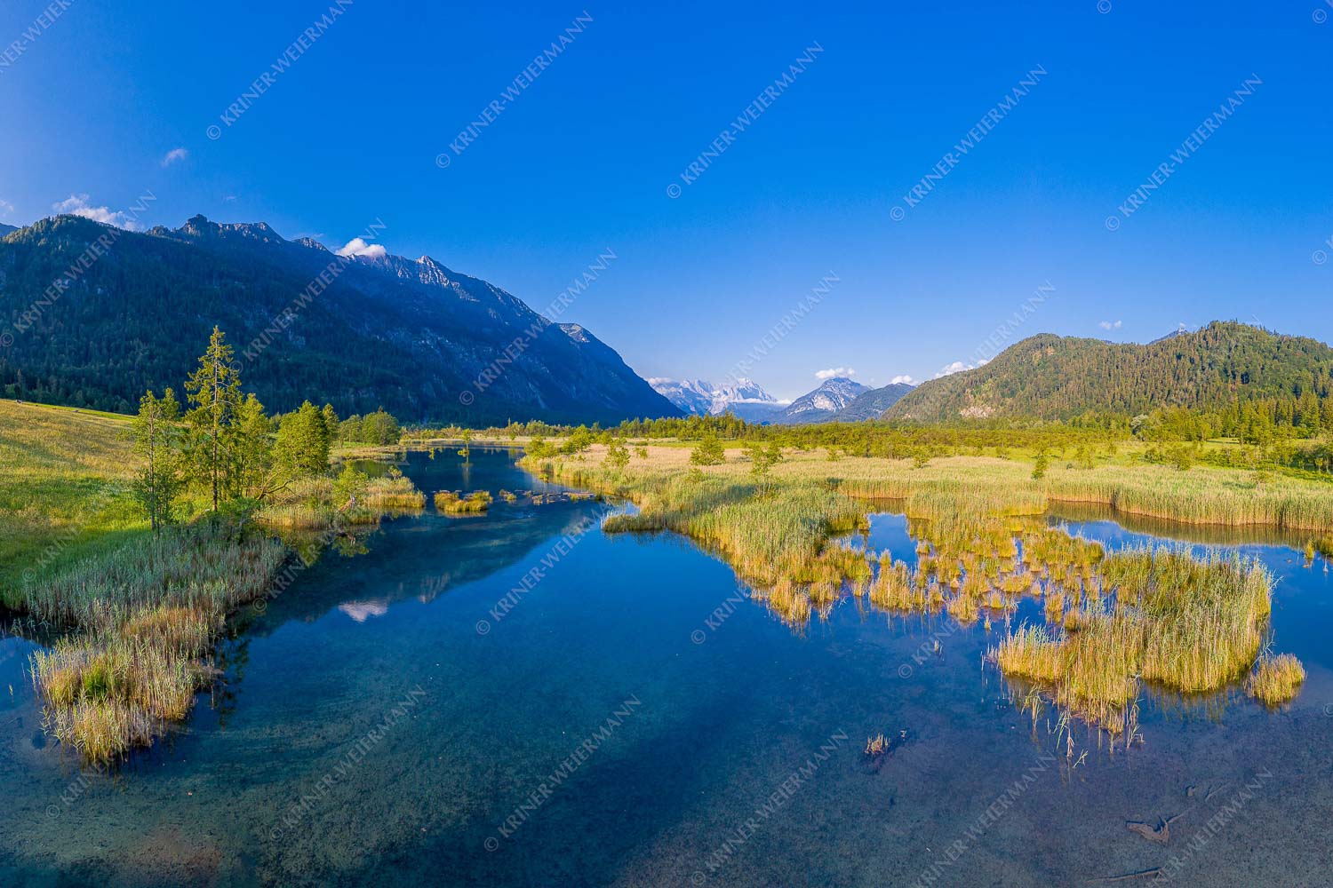 Blick durchs Loisachtal zur Zugspitze im Wetterstein - In der Früh am Mühlbach 3:2  -- Loisachtal mit Wetterstein - mehr Infos bei www.Kriner-Weiermann.de