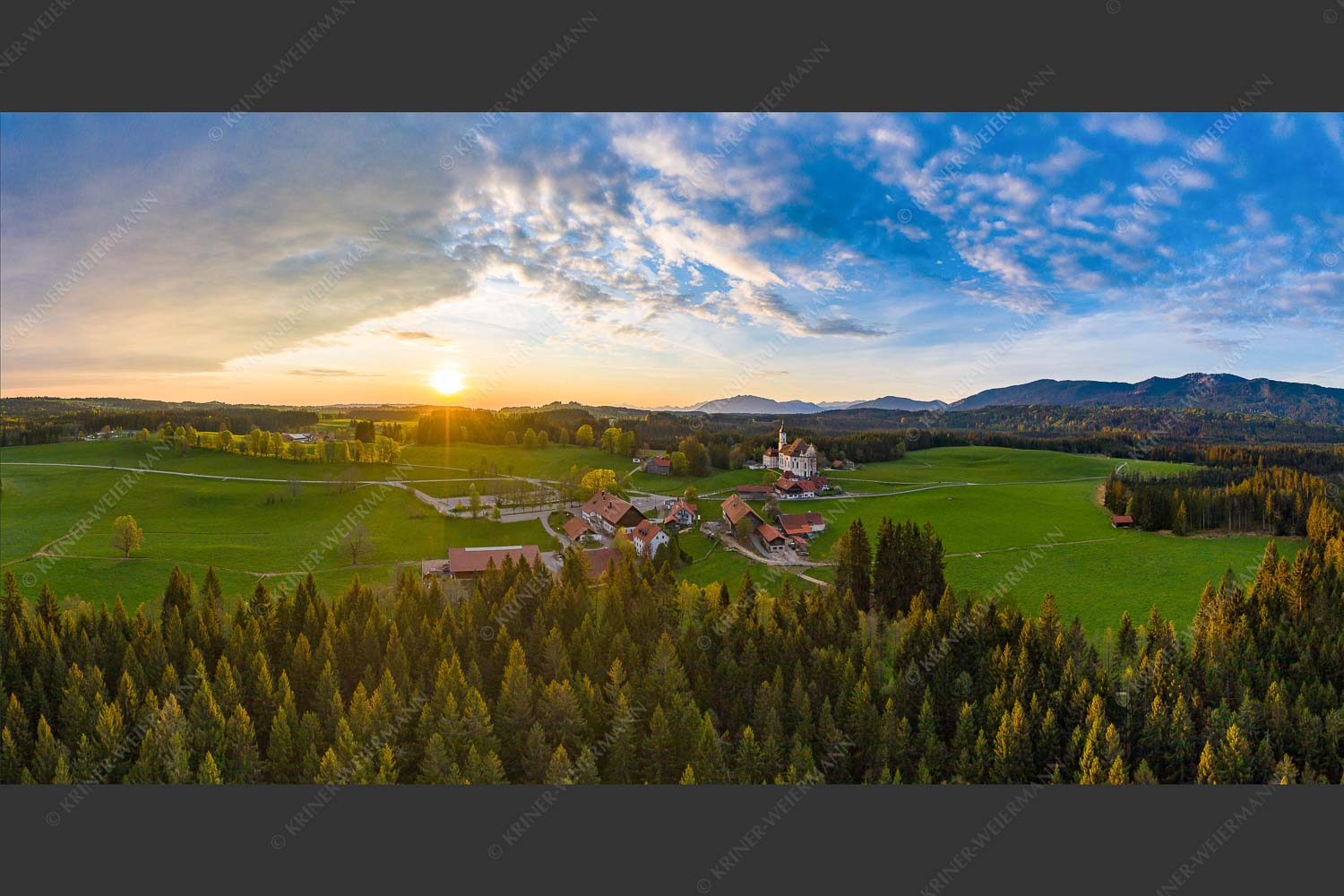 Blick über Wieskirche in den Sonnenaufgang - In der Wies 2:1  -- Wieskirche - mehr Infos bei www.Kriner-Weiermann.de