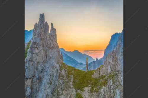 Blick in den nahenden Sonnenaufgang über dem Halleranger im Karwendelgebirge - In freudiger Erwartung 1:1  -- Klettern im Karwendel - mehr Infos bei www.Kriner-Weiermann.de