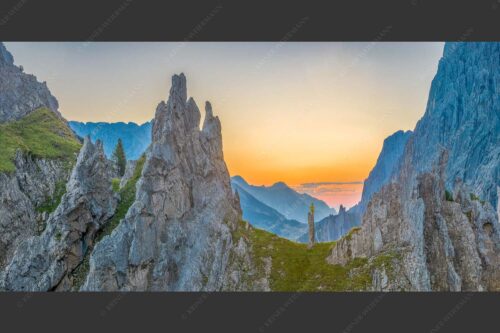 Blick in den nahenden Sonnenaufgang über dem Halleranger im Karwendelgebirge - In freudiger Erwartung 2:1  -- Klettern im Karwendel - mehr Infos bei www.Kriner-Weiermann.de