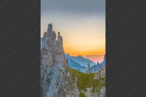 Blick in den nahenden Sonnenaufgang über dem Halleranger im Karwendelgebirge - In freudiger Erwartung 2:3  -- Klettern im Karwendel - mehr Infos bei www.Kriner-Weiermann.de