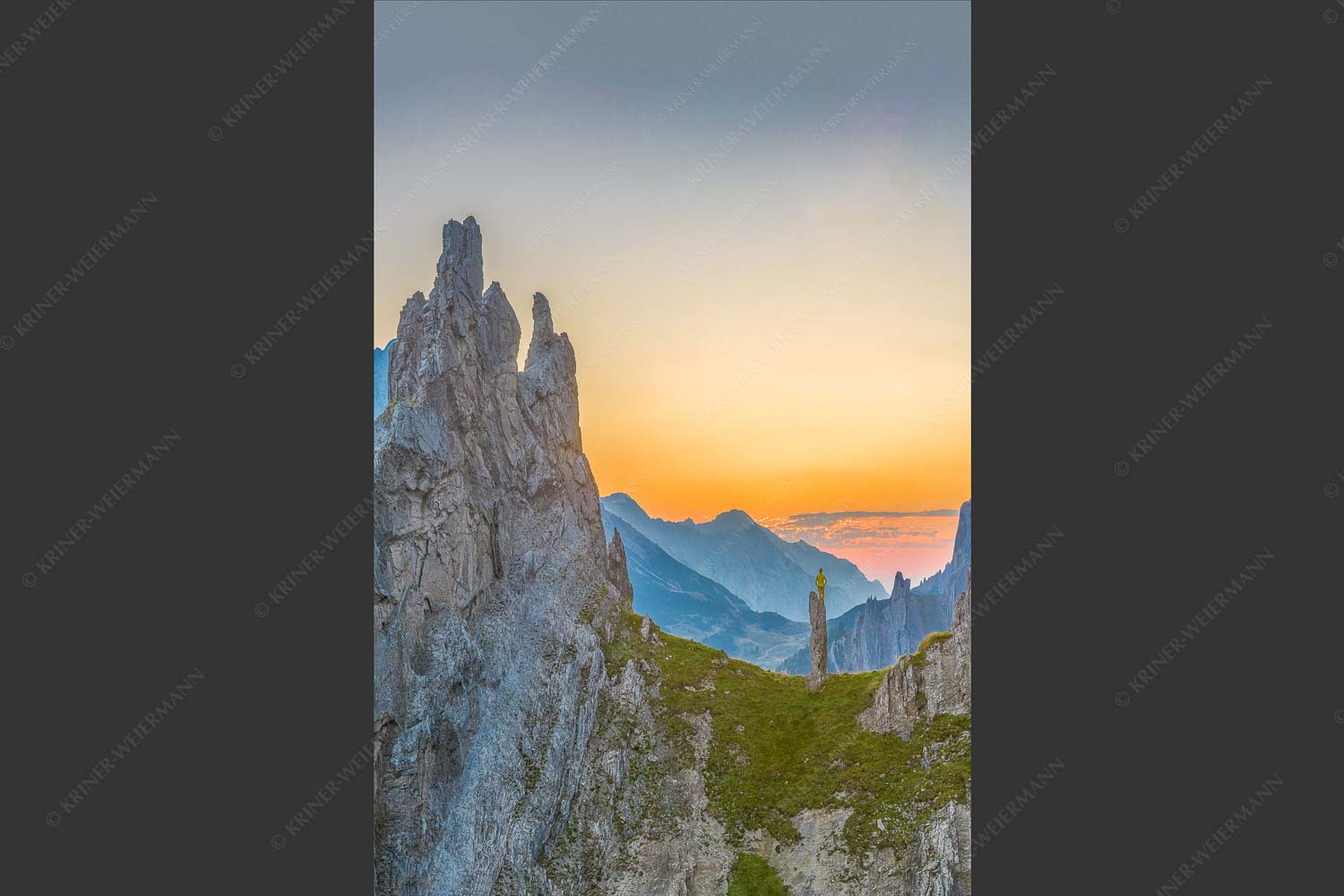 Blick in den nahenden Sonnenaufgang über dem Halleranger im Karwendelgebirge - In freudiger Erwartung 2:3 -- Klettern im Karwendel - mehr Infos bei www.Kriner-Weiermann.de