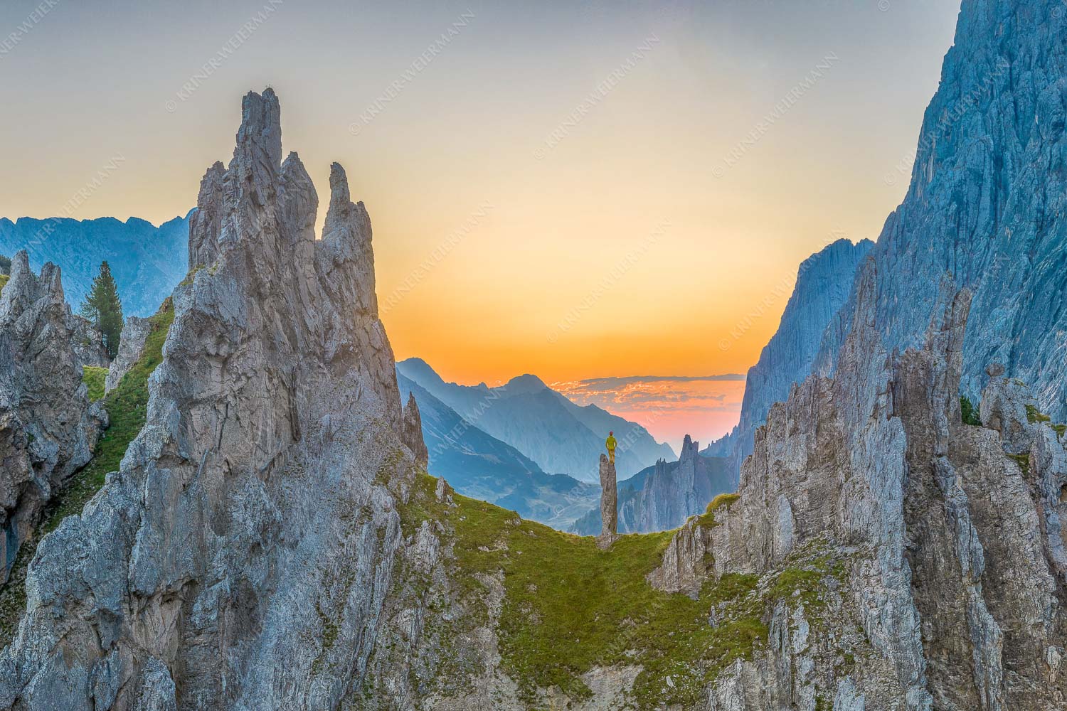 Blick in den nahenden Sonnenaufgang über dem Halleranger im Karwendelgebirge - In freudiger Erwartung 3:2 -- Klettern im Karwendel - mehr Infos bei www.Kriner-Weiermann.de